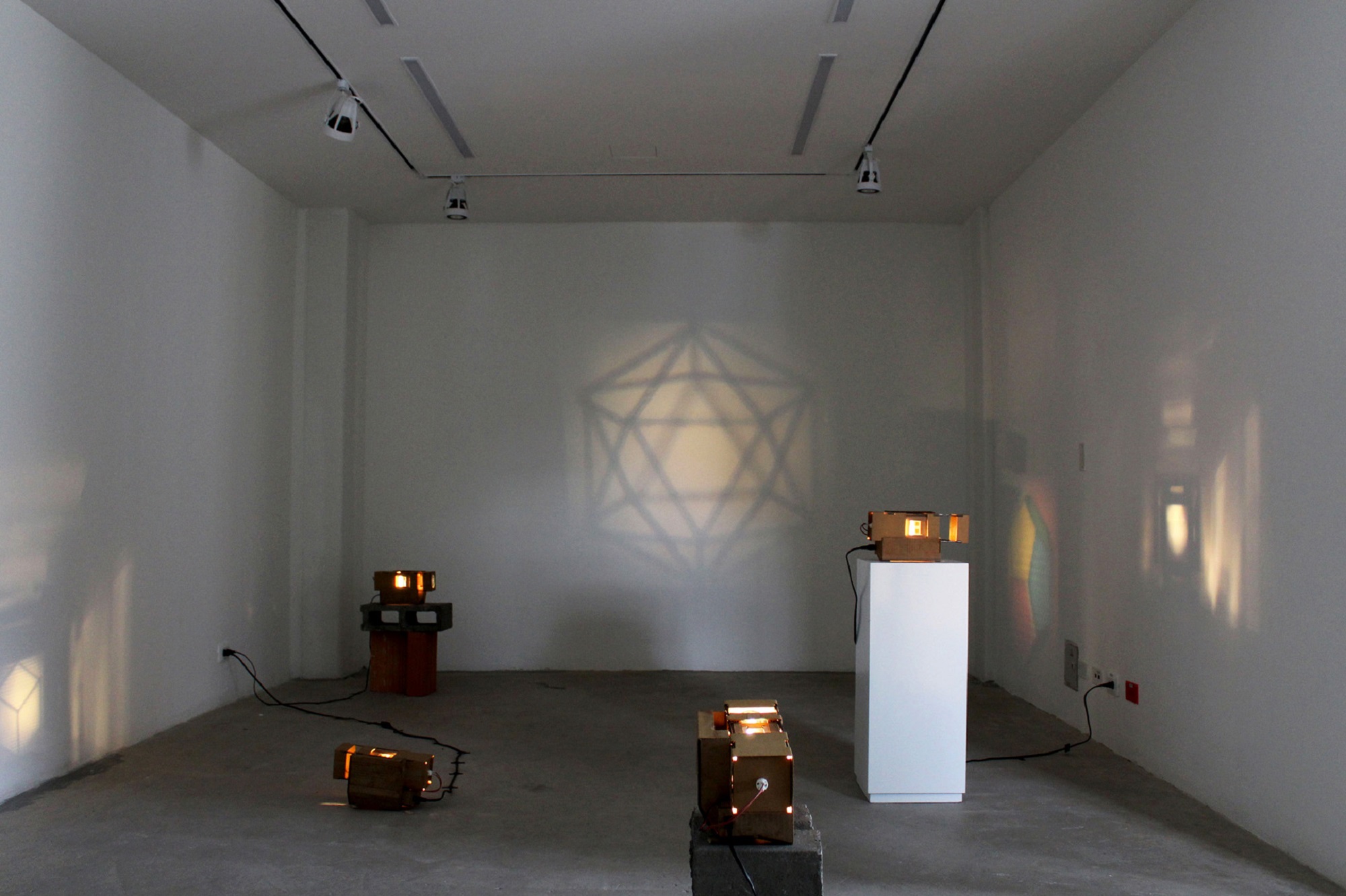 "Imagen Real". (Proyectores), técnica mixta, 40 x 20 x 18 cm, 2016 / Real Image. (Projectors), mixed media, 40 x 20 x 18 cm, 2016