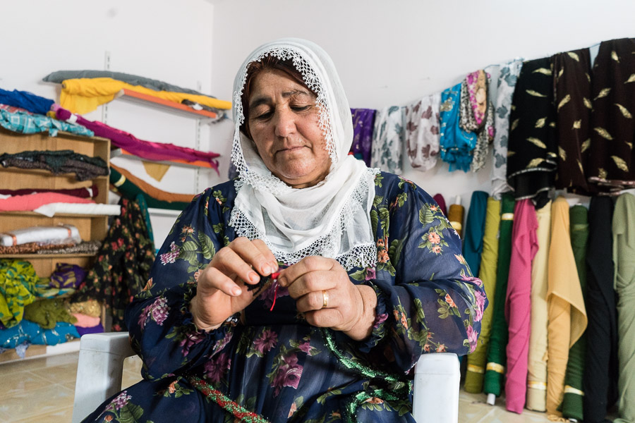 Camp de Maxmur, Irak. Cette femme fabrique des vêtements pour la boutique des femmes, qui sous la houlette du parlement des femmes aide à financer les projets à leur destinations dans le camp.