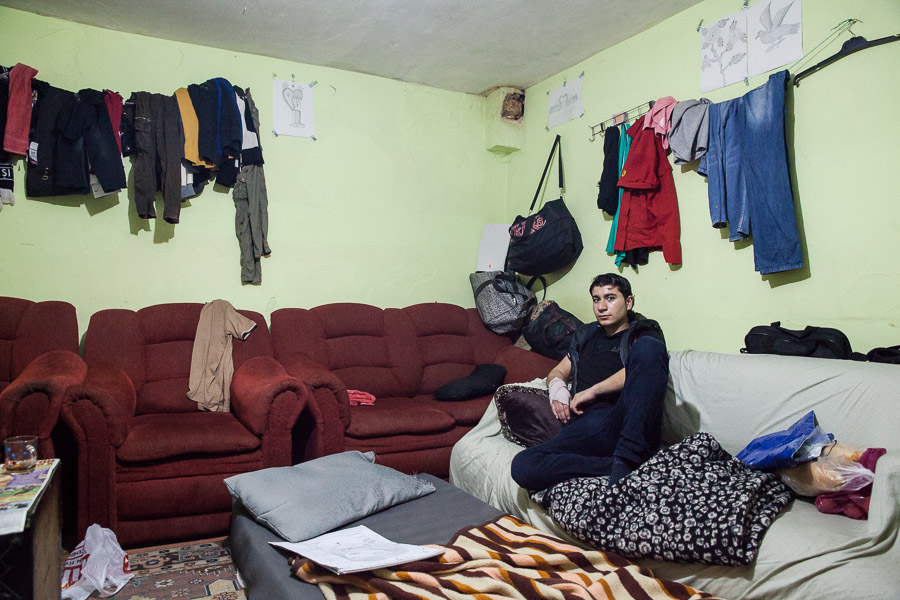 Istanbul, Turquie. Réfugiés kurdes de Syrie. Quartier de Halkali. Cet appartement est occupé par 5 ou 6 jeunes hommes venus seuls chercher du travail en Turquie. Ils renvoient la majeure partie de leur revenu chez eux en Syrie.
