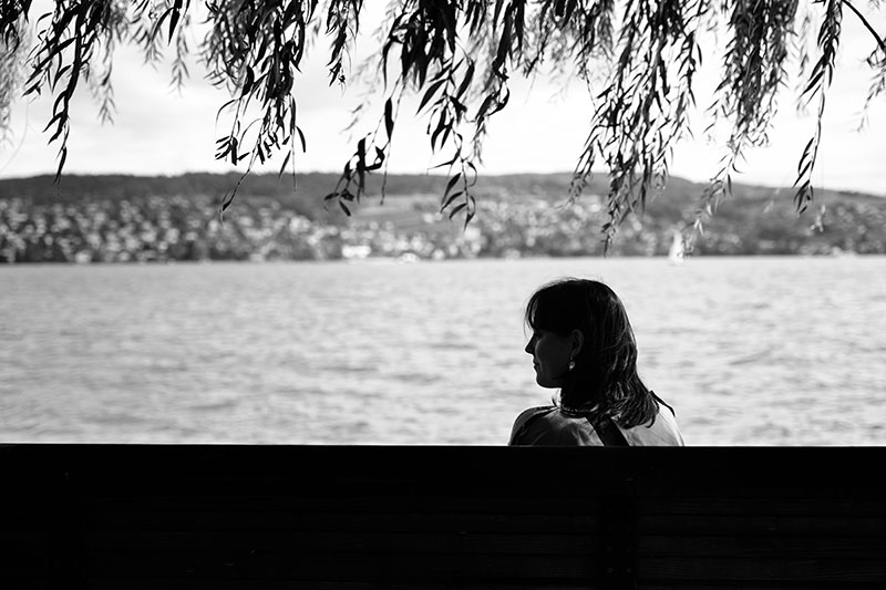 Die Bank unter der Trauerweide geh&ouml;rt zu Alinas (20) Lieblingspl&auml;tzen im Dorf. Ein stiller R&uuml;ckzugsort, an dem sie den Alltag hinter sich l&auml;sst.