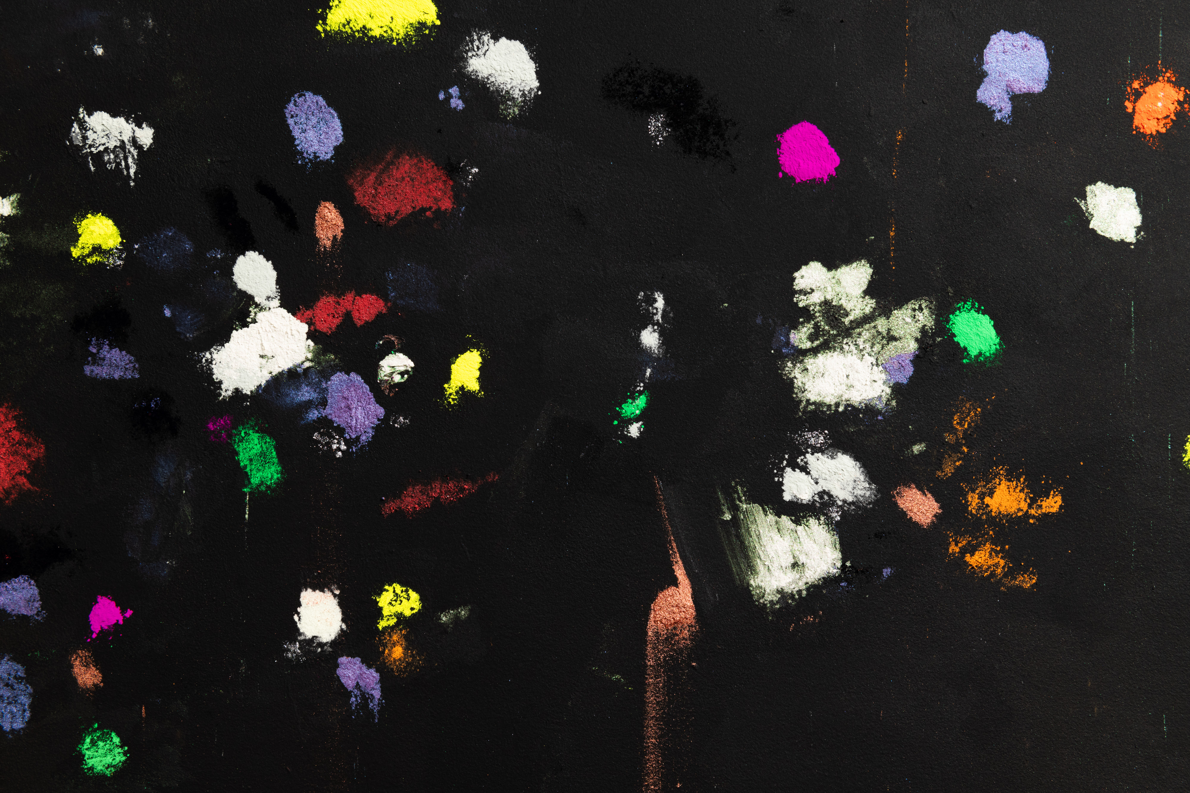 My heart beneath the earth, 2024, acrylic paint, azurite, copper, hematite, malachite, phosphorescence, silver, titanium, vermillion, zeolite on wall 300 x 420 cm