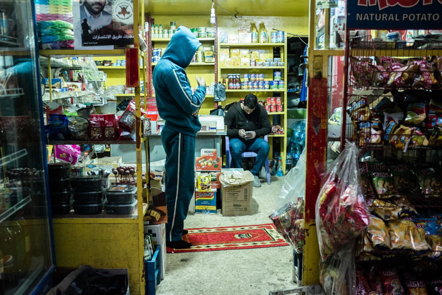  Shatila camp, beirut Les petits commerces constituent la principale activit&eacute; &eacute;conomique du camp, bien souvent insuffisante pour nourrir une famille.