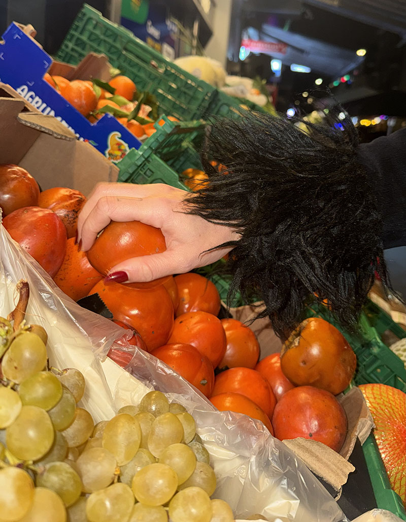 Weder Hexe noch Apfel, sondern junge Frau und Kaki. 