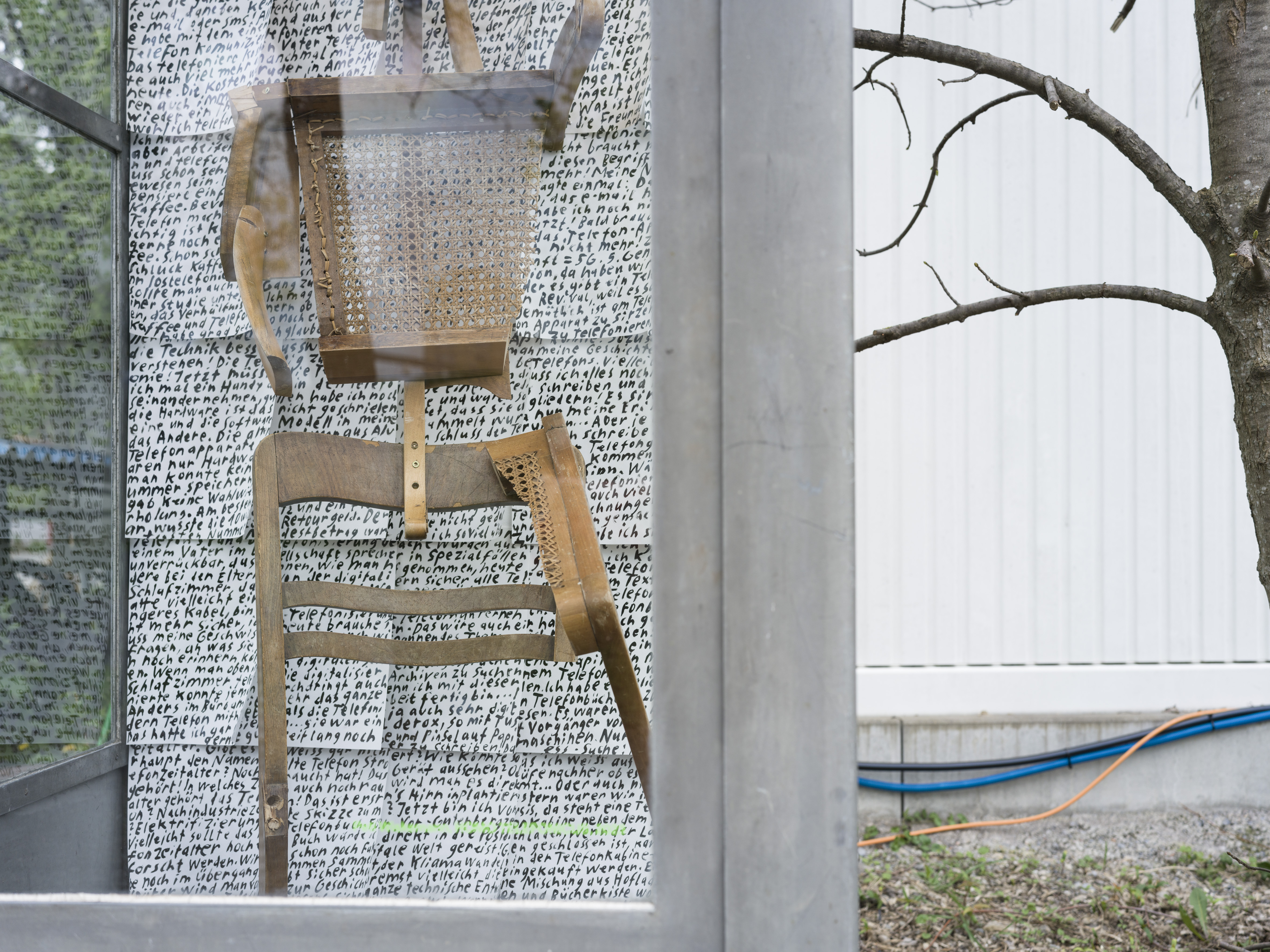 HOMO TELEFONICUS, Holz und Tusche auf Papier, 170 × 45 × 42 cm, Zürich, 2023.