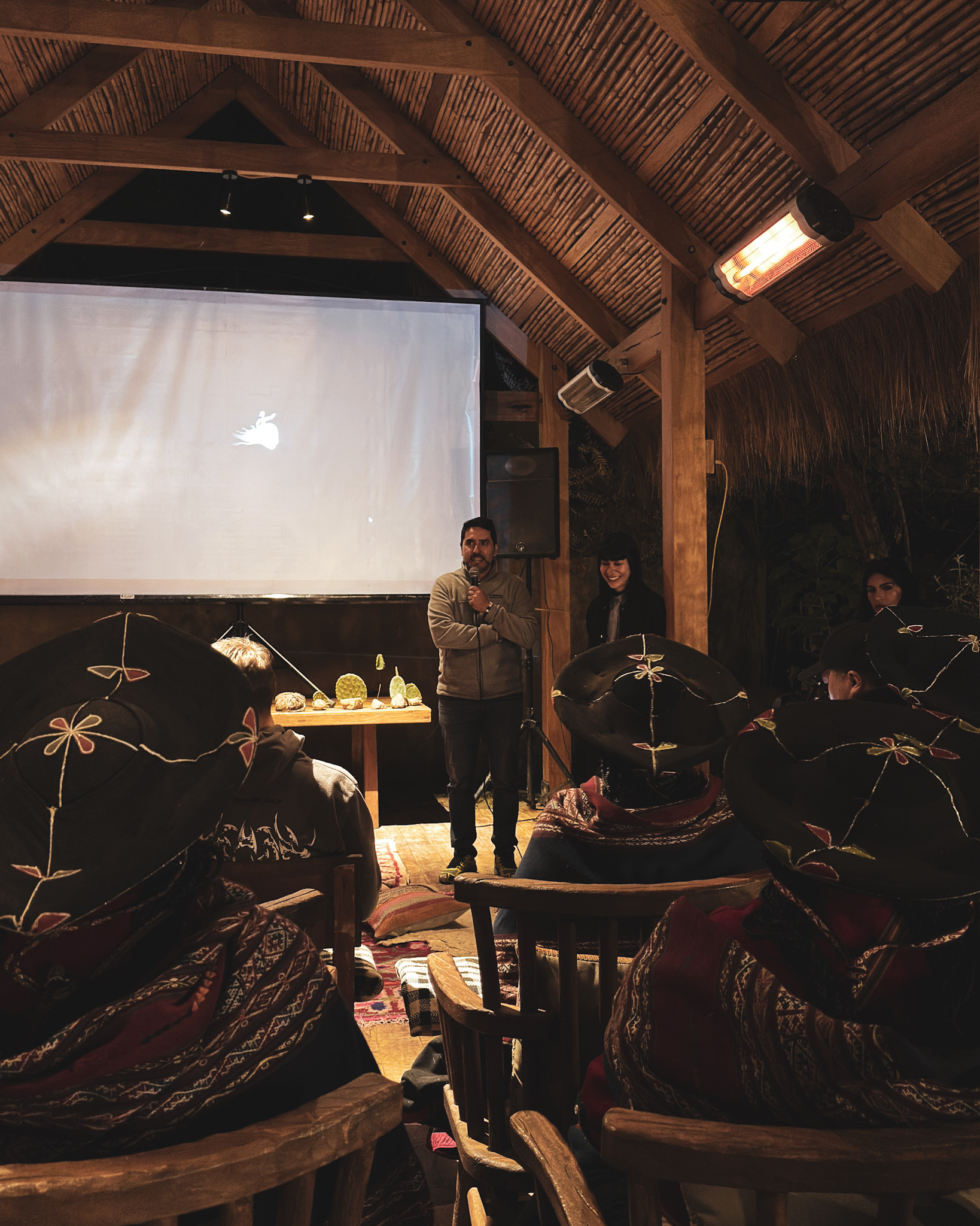 “500 Trazos” en ALQA – Museo de Arte Popular Andino, Ollantaytambo, Cusco: encuentro intercultural entre Perú y China con la participación del artista Wu Jian’an, mostrando procesos de creación colectiva, gestos espontáneos y trazos realizados por comunidades del Valle Sagrado que dieron origen a un mural monumental en Pekín. Evento cultural con artistas, mediadores y público local e internacional, celebrado en ALQA como espacio de diálogo, territorio y memoria visual. / “500 Strokes” at ALQA – Museum of Andean Popular Art, Ollantaytambo, Cusco: an intercultural encounter between Peru and China featuring artist Wu Jian’an, highlighting collective creation processes, spontaneous gestures, and strokes made by Sacred Valley communities that later formed a monumental mural in Beijing. Cultural event gathering artists, mediators, locals and international visitors at ALQA as a space of dialogue, territory, and shared visual memory.