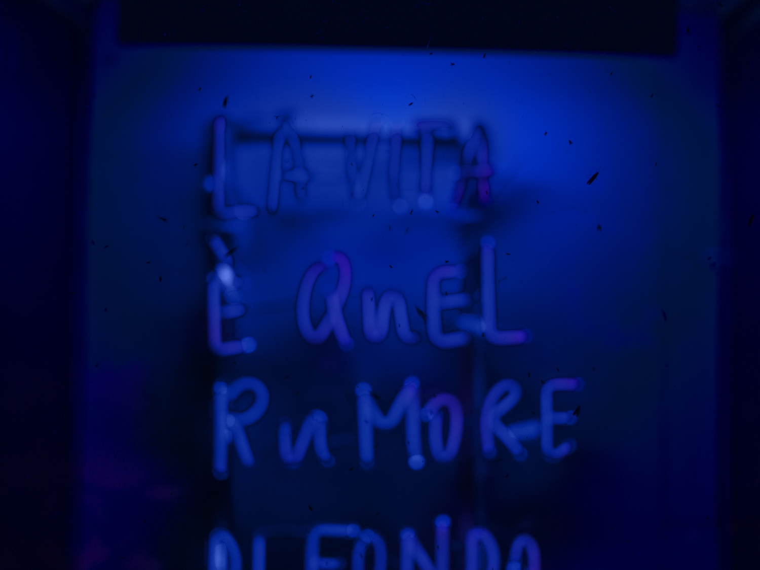 Un luogo qualunque, Installation auf Aluminium mit Neonschrift, 130 × 60 × 5 cm, Zürich, 2023.