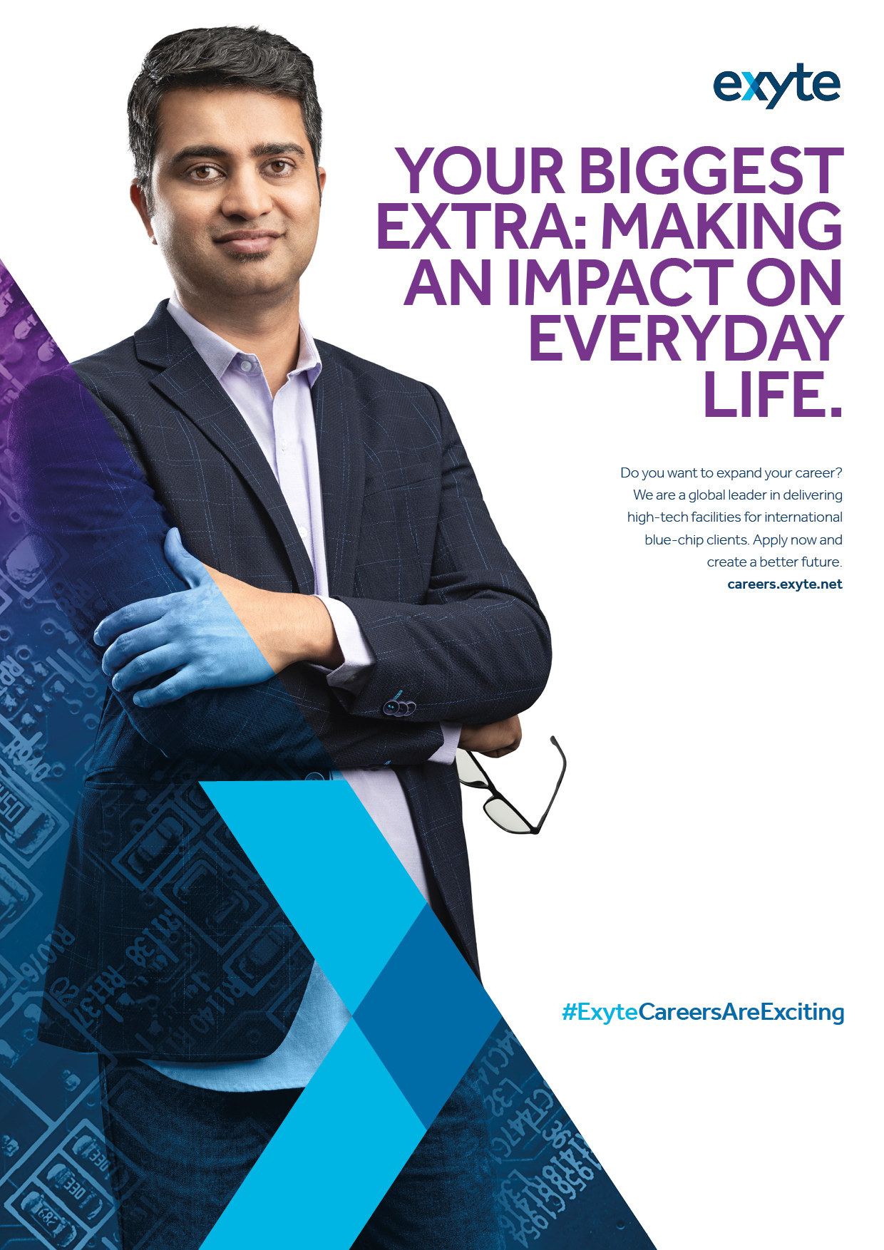 Portrait eines indischstämmigen Mannes vor weissem Hintergrund, fotografiert für eine Employer Branding Kampagne für die Firma Exyte.