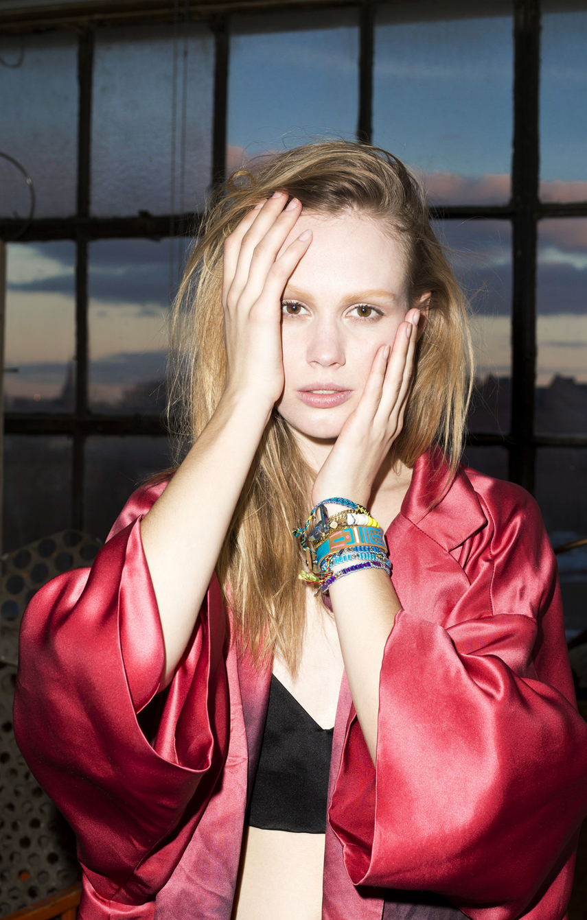 Direction de photographie : portrait d’Anna Edwards par Norman Wong, stylisation par Rita Liefhebber, la revue Flare, Toronto.