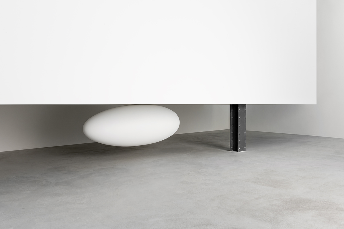 ©Tarik KISWANSON Exhibition view: In the wake, carlier | gebauer, 2024. Courtesy of the artist and carlier | gebauer. Photo : Roberto Ruiz