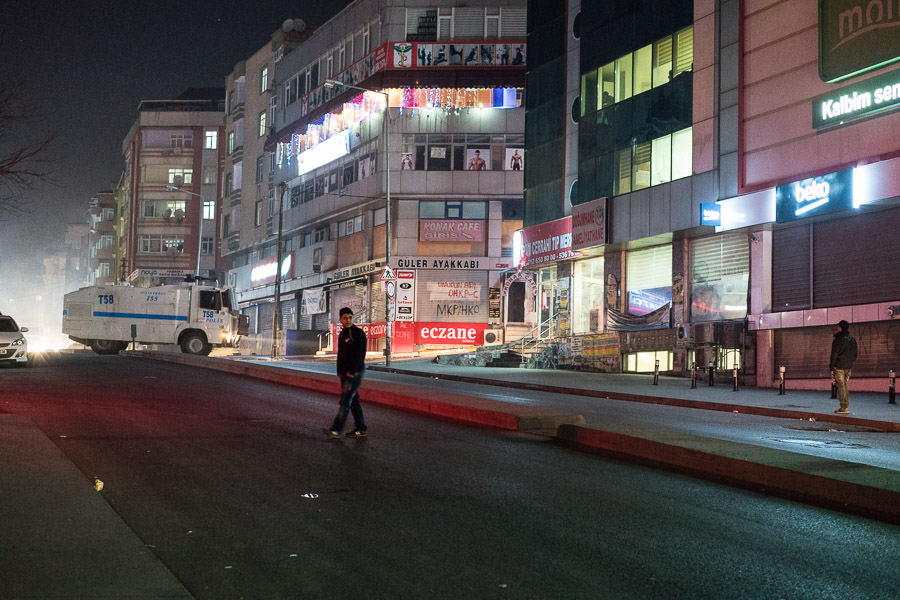 Gazi Mahellesi, Istanbul. Pour répondre aux assaillants, la police arrose la grande rue autour de la cemevi de gaz lacrymogène. Les habitants autour sont les premiers à en payer le prix.