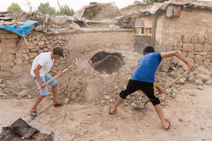 Camp de MAxmur, Irak. Réparation d'un four à pain.