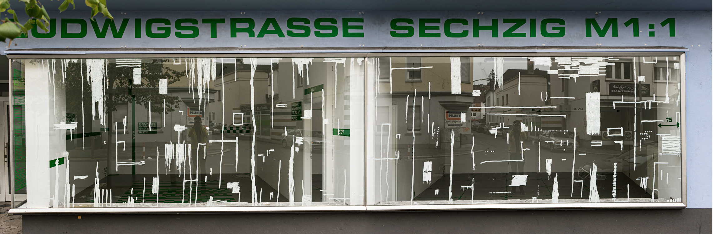 „Im Lichten“ 2020, Kreide auf Glas, Ludwigstraße 60 – Foto: Sebastian Schuster