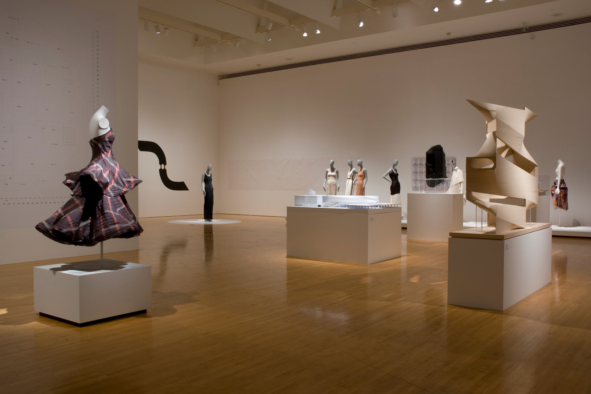 SKIN + BONES: PARALLEL PRACTICES IN FASHION AND ARCHITECTURE (MUSEUM OF CONTEMPORARY ART LOS ANGELES 2006-07)