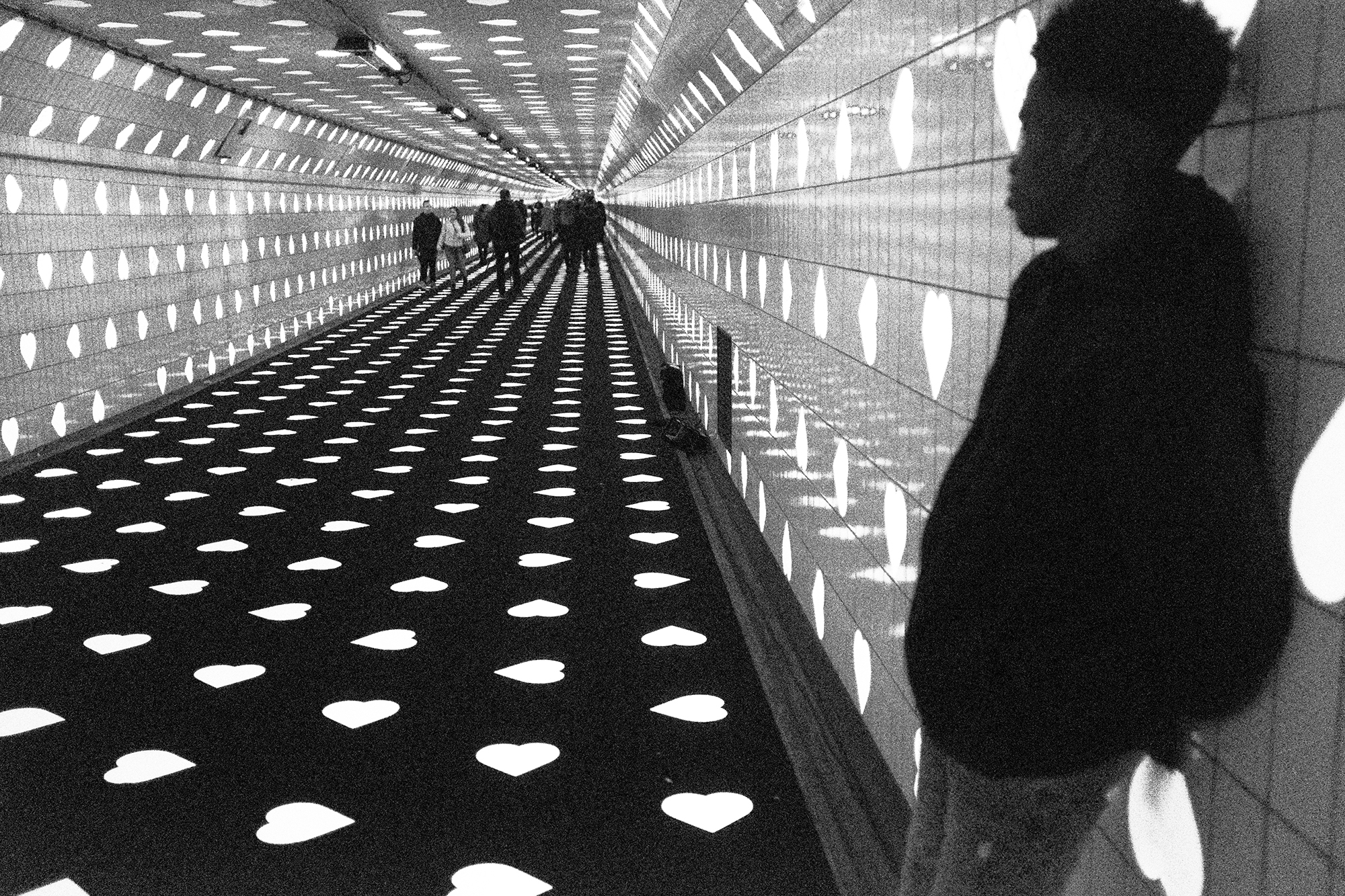 Philippe-Sarfati-early-work-photography-photographer-street-documentary-black-and-white-rotterdam-maastunnel-netherlands-installation-valentine-day-hearts-fluo-uv-light-man-waiting-melancholy