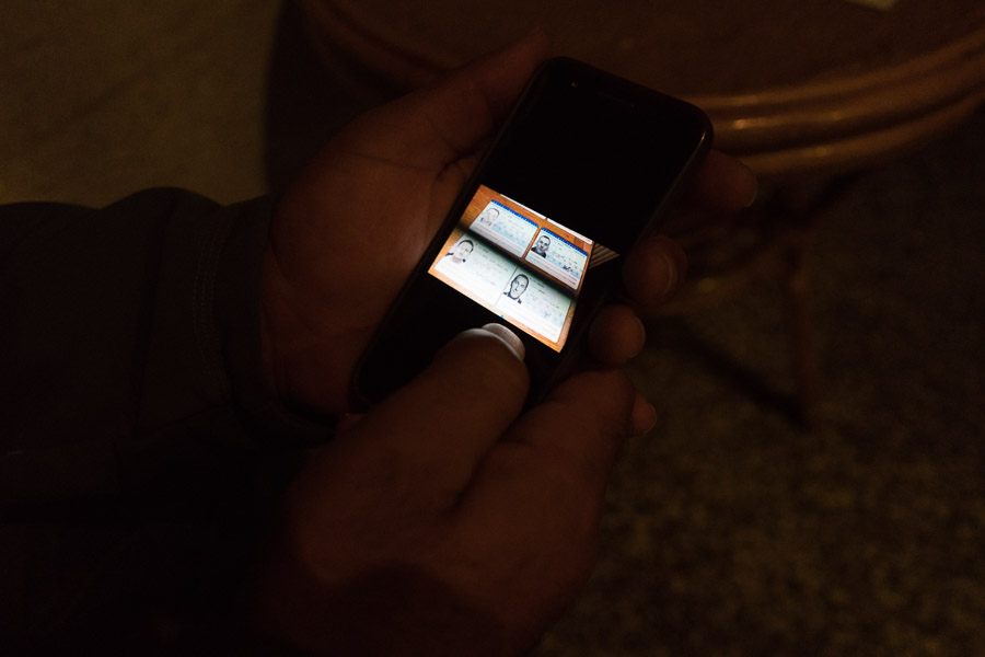 Les passeurs envoient par messagerie les photos des cartes d'identit&eacute; europ&eacute;ennes qu'ils proposent &agrave; la vente