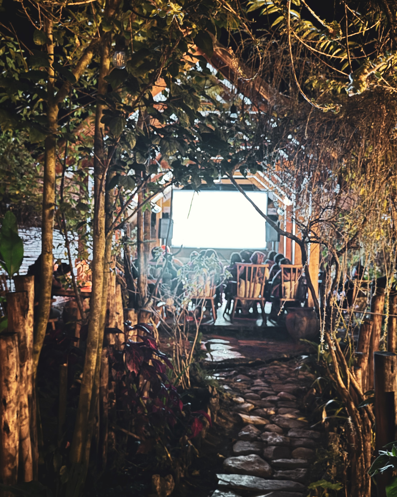 “500 Trazos” en ALQA – Museo de Arte Popular Andino, Ollantaytambo, Cusco: encuentro intercultural entre Perú y China con la participación del artista Wu Jian’an, mostrando procesos de creación colectiva, gestos espontáneos y trazos realizados por comunidades del Valle Sagrado que dieron origen a un mural monumental en Pekín. Evento cultural con artistas, mediadores y público local e internacional, celebrado en ALQA como espacio de diálogo, territorio y memoria visual. / “500 Strokes” at ALQA – Museum of Andean Popular Art, Ollantaytambo, Cusco: an intercultural encounter between Peru and China featuring artist Wu Jian’an, highlighting collective creation processes, spontaneous gestures, and strokes made by Sacred Valley communities that later formed a monumental mural in Beijing. Cultural event gathering artists, mediators, locals and international visitors at ALQA as a space of dialogue, territory, and shared visual memory.