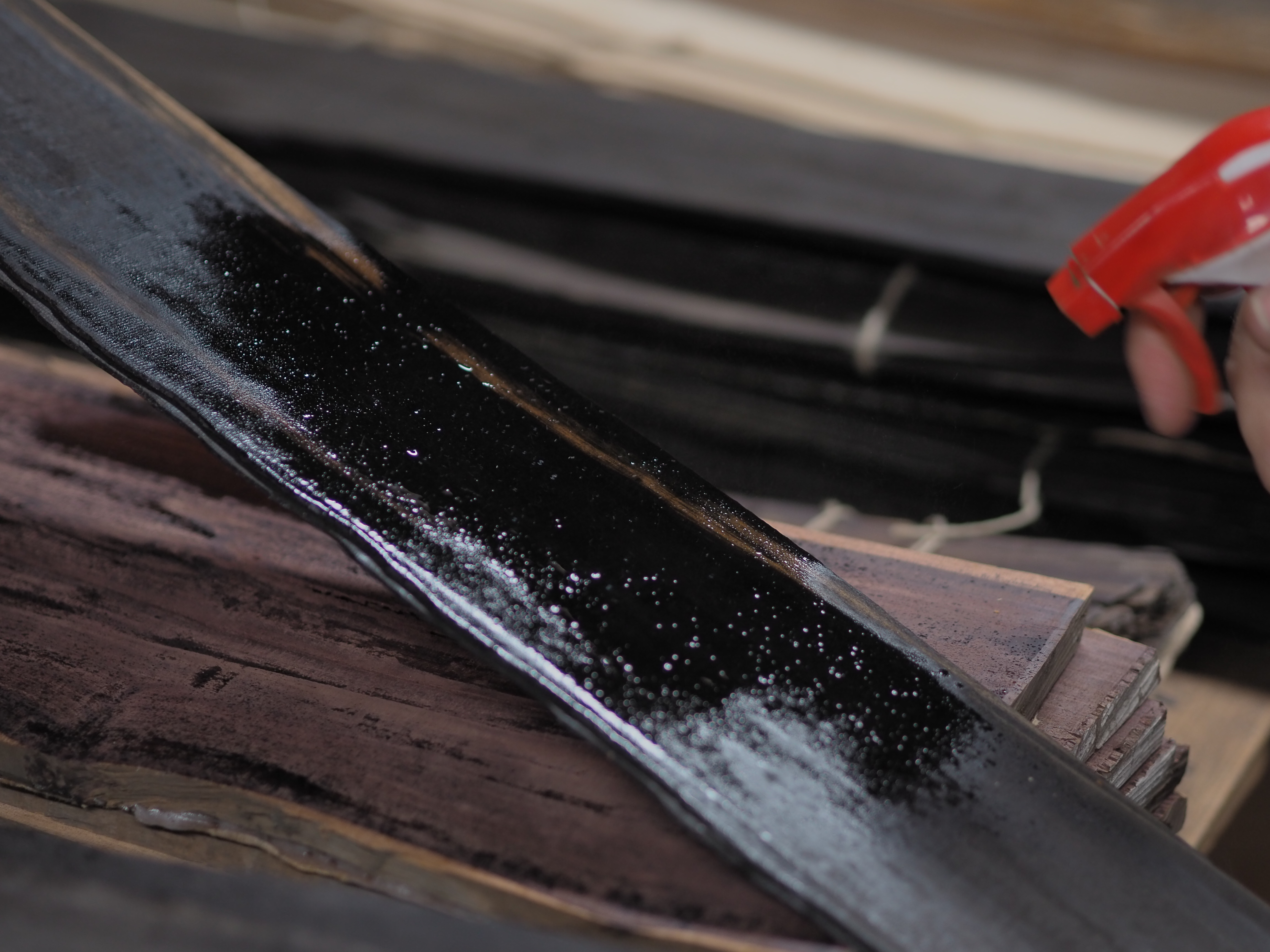 On asperge de l'alcool à brûler pour révéler le tanin du bois sans laisser de marque