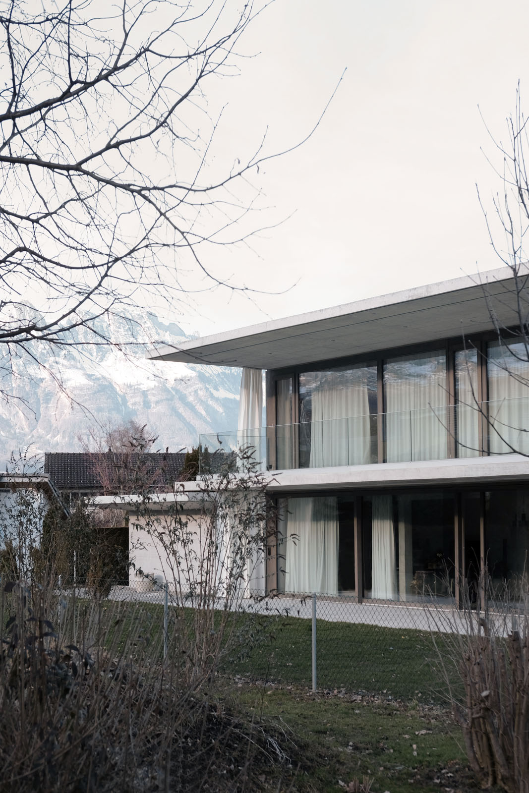 002 Haus mit einem Vorhang, Grabs