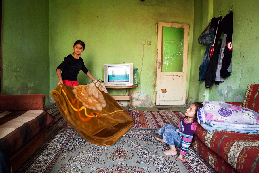 Istanbul, Turquie. R&eacute;fugi&eacute;s kurdes de Syrie. Quartier de Bayramtepe. Le jour, Handi, 14 ans, s'occupe de ses petits fr&egrave;res et soeurs pendant que ses parents vont au travail dans des ateliers de confection. Comme tous les enfants syriens &agrave; Istanbul, elle ne va pas &agrave; l'&eacute;cole, aucune structure sp&eacute;cifique n'ayant &eacute;t&eacute; pr&eacute;vue pour accueillir les enfants non turcophones.