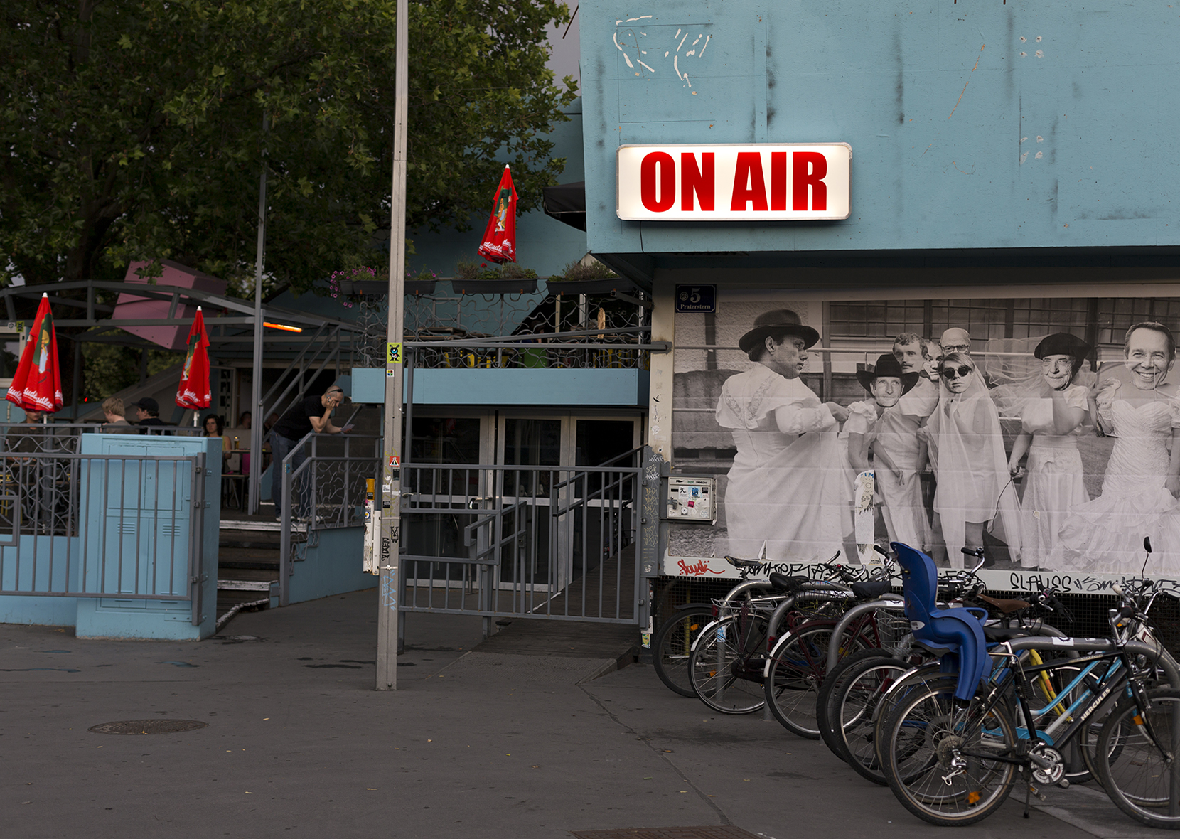 ON AIR2012aluminium, acrylic glass, light panels, adhesive letters55×170×20cm