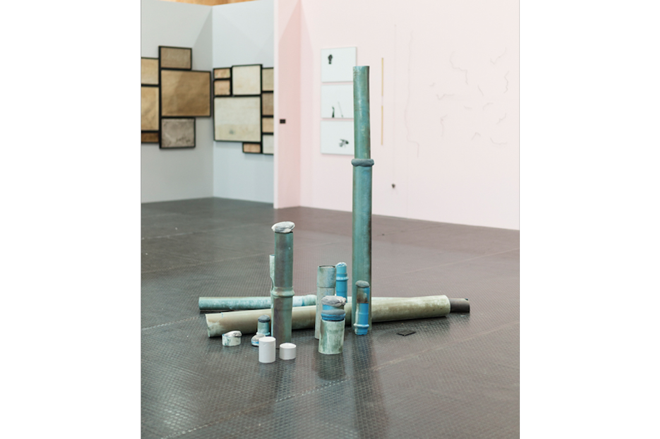 Sofía De GrenadeLa Gran Salina, 2013-201610 tuberías de PVC intervenidas con resina poliéster, 2 piezas de cemento epóxicoDimensiones variables