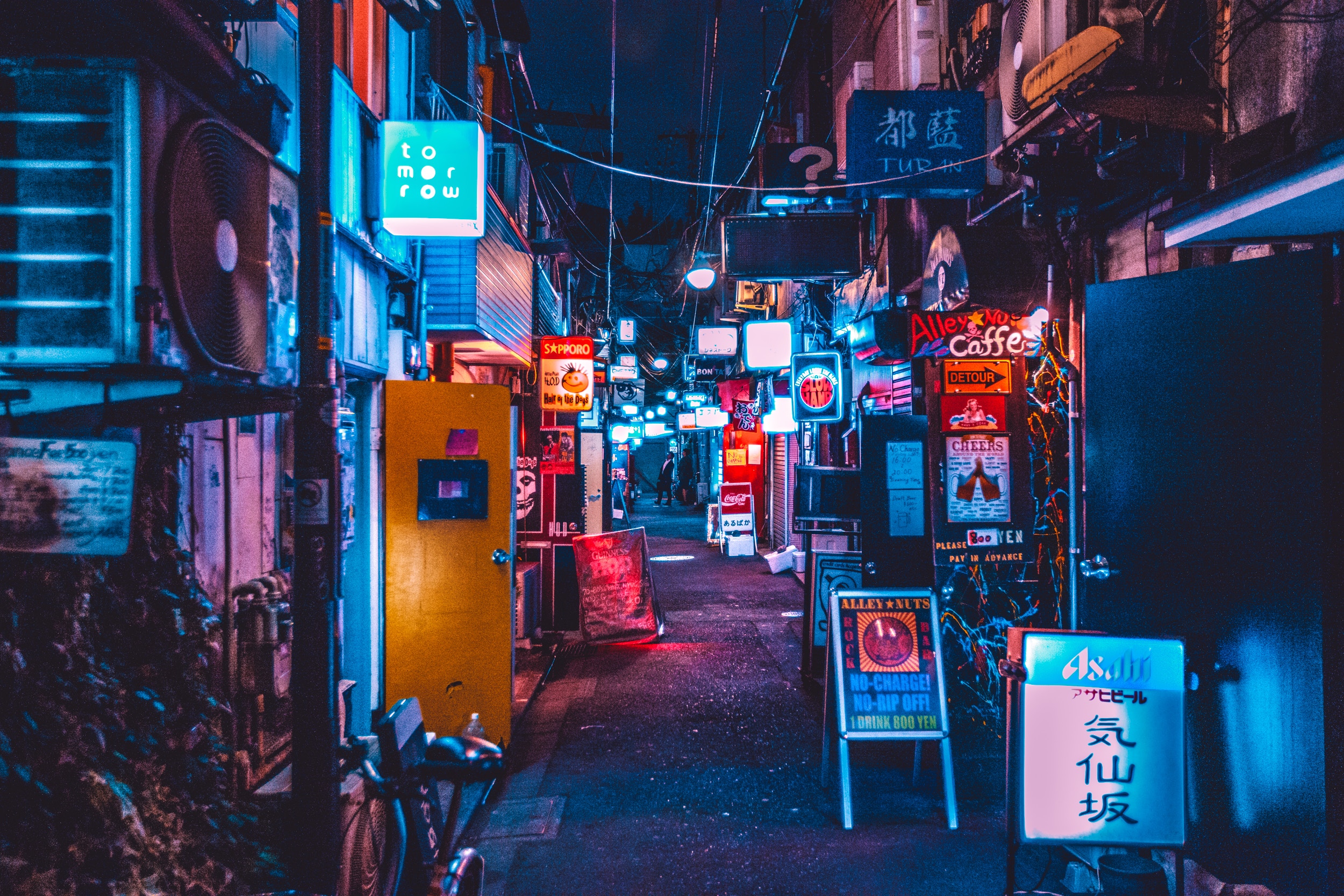 Spend A Fun Night Out in Tokyo&rsquo;s Backstreet Alleys