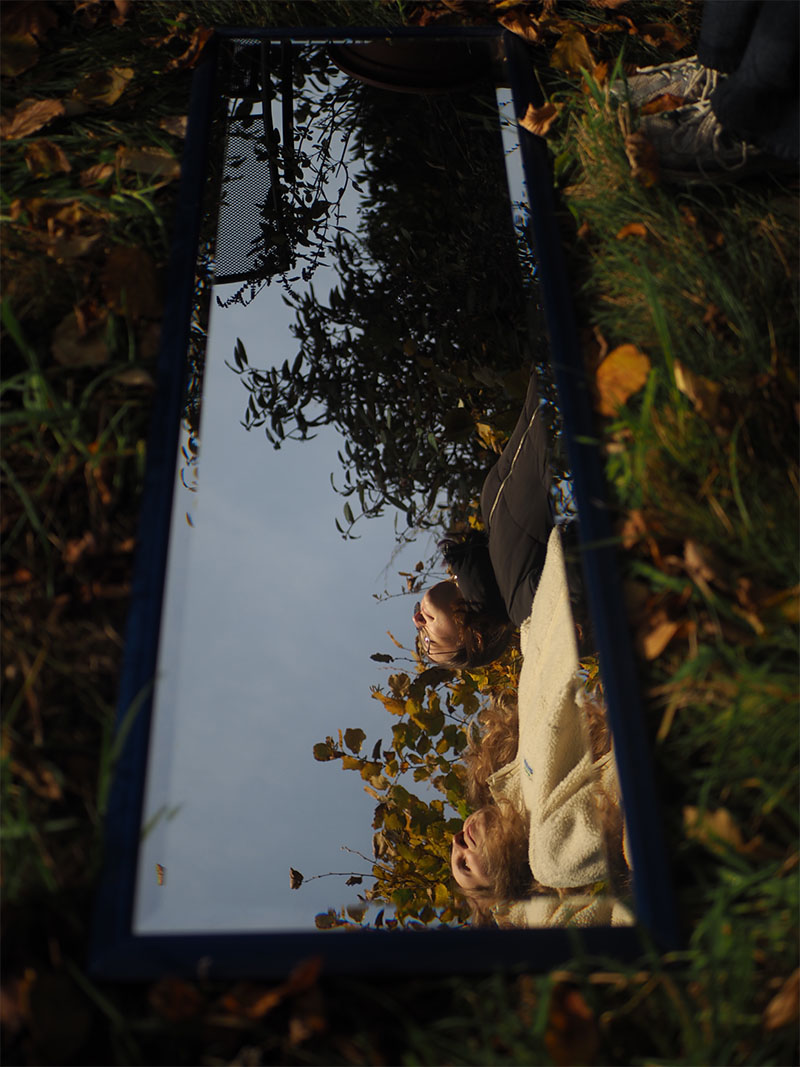 Protagonistin 1 & 2. Beide schauen in die Ferne. Betrachtende werden mit der Frage nach der Beziehung zwischen den Protaginistinnen konfrontiert.