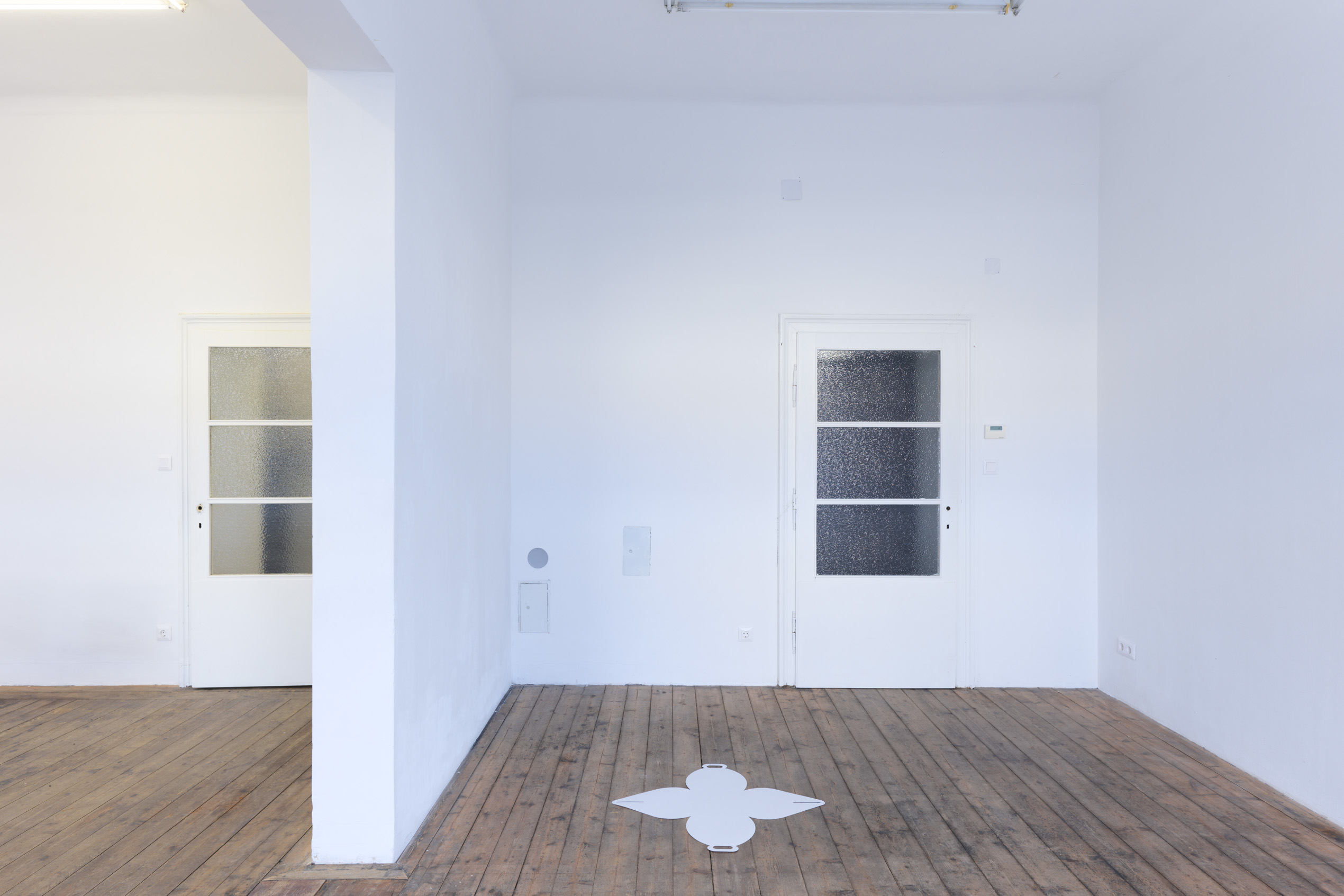Handshake, Installationansicht (16.3.24, 16:00), Kevin Space 2024. Foto: Maximilian Anelli-Monti.