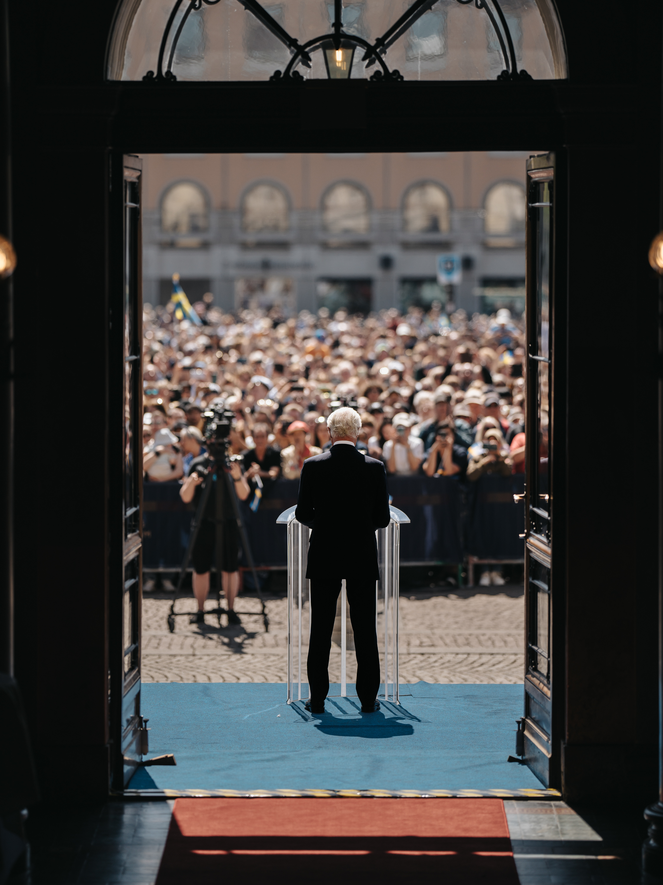4 juni - När Kungen besöker Göteborg blir det dubbelt firande. Tusentals människor är på plats på Gustav Adolfs torg för att fira Kungen och sin 400-årsjubilerande hemstad.
