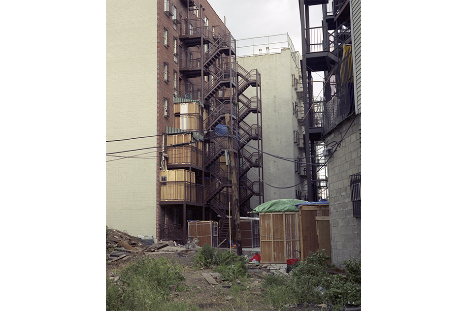 Francisca BenítezSin Titulo (1) Prótesis del Nuevo Éxodo, 2006Ampliación fotográfica de negativo color51 x 41,5 cm