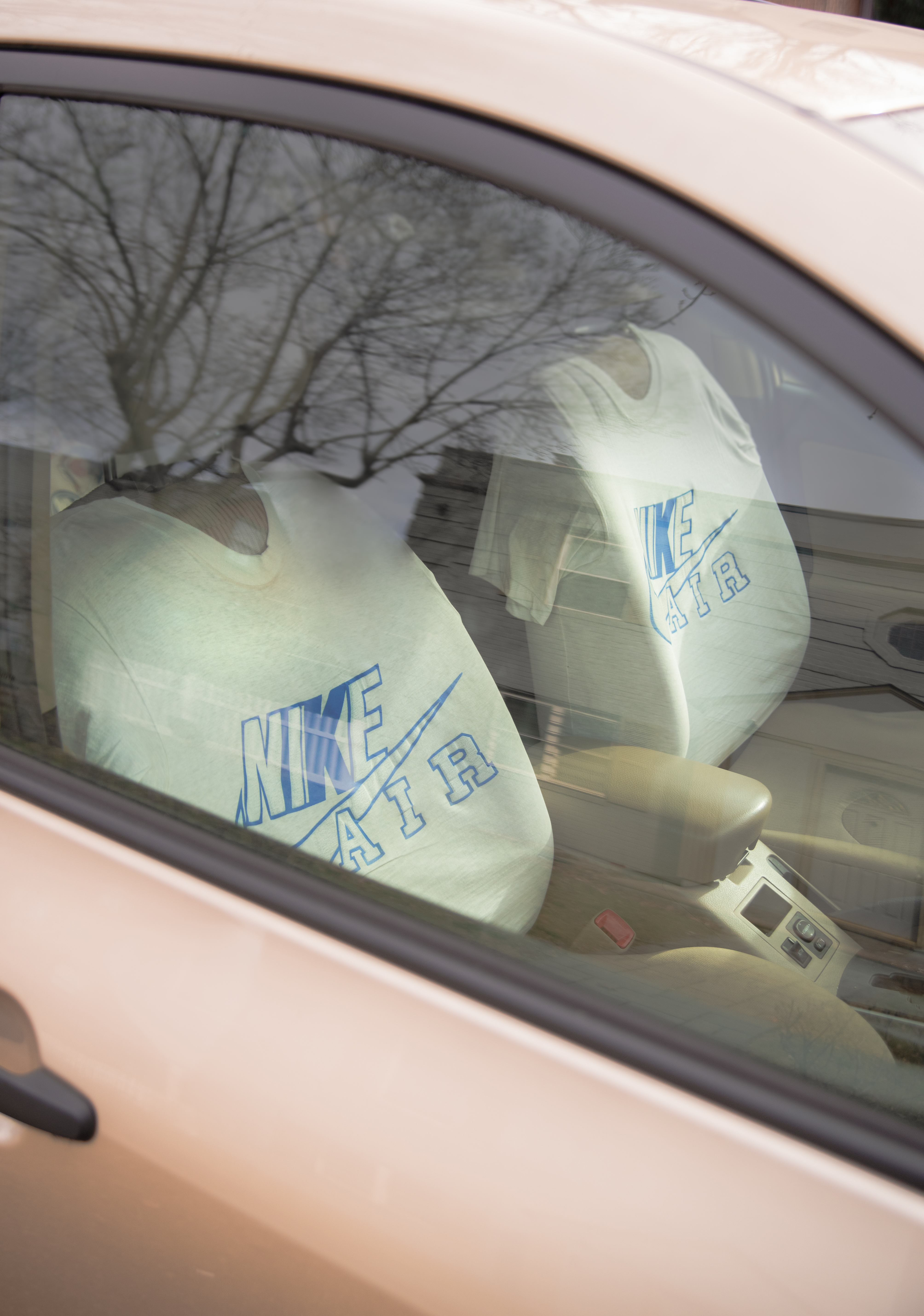 Durante grandes guerras ou crises econômicas, abrir mão de bens preciosos, frequentemente carregados de valor sentimental, como uma jóia de família, é um ato que tem um significado simbólico: uma última tentativa de sobrevivência financeira. Esse gesto é melhor compreendido ao observar a fachada de uma loja que anuncia como forma de exploração do último recurso daqueles que estão financeiramente fragilizados. Exploração mascarada de demanda e, ao mesmo tempo, a única oferta disponível: "compramos o seu bem de família, pelo menor preço possível, porque você não tem outra escolha no momento". Tendo esse gesto como premissa simbólica, resolvi documentar como a propaganda de rua parece ter o poder de determinar o que as pessoas podem aspirar e esperar para as suas próprias vidas. Durante o período que morei em Nova York, caminhando entre os bairros ricos de Manhattan e os considerados periféricos no Queens, me deparei com todo tipo de anúncios de rua, fachadas comerciais, produtos e serviços dispostos nas vitrines das lojas. Cada um desses anúncios carregados de representações visuais e simbolismos que permeavam as escolhas individuais dos residentes daquelas regiões. Com “We buy gold”, não pretendo criar situações comparativas, mas refletir sobre as características socioeconomicas de bairros periféricos e de classe média alta, por meio das escolhas de expressão de suas identidades, diversidades e "necessidades". Ao apresentar esta pesquisa visual, espero revelar uma das nuances do capitalismo e da linguagem do consumo como o principal influenciador no processo de tomada de decisão dos indivíduos.