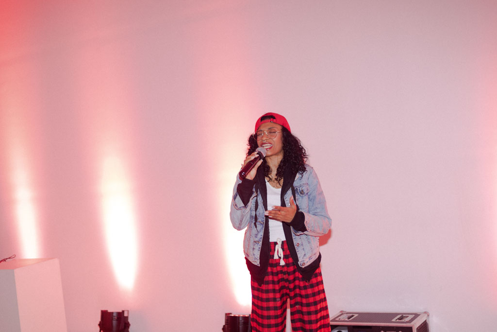 Karolinativa afrofeminist rapper singing at the close of the first day of Subsuelo activities