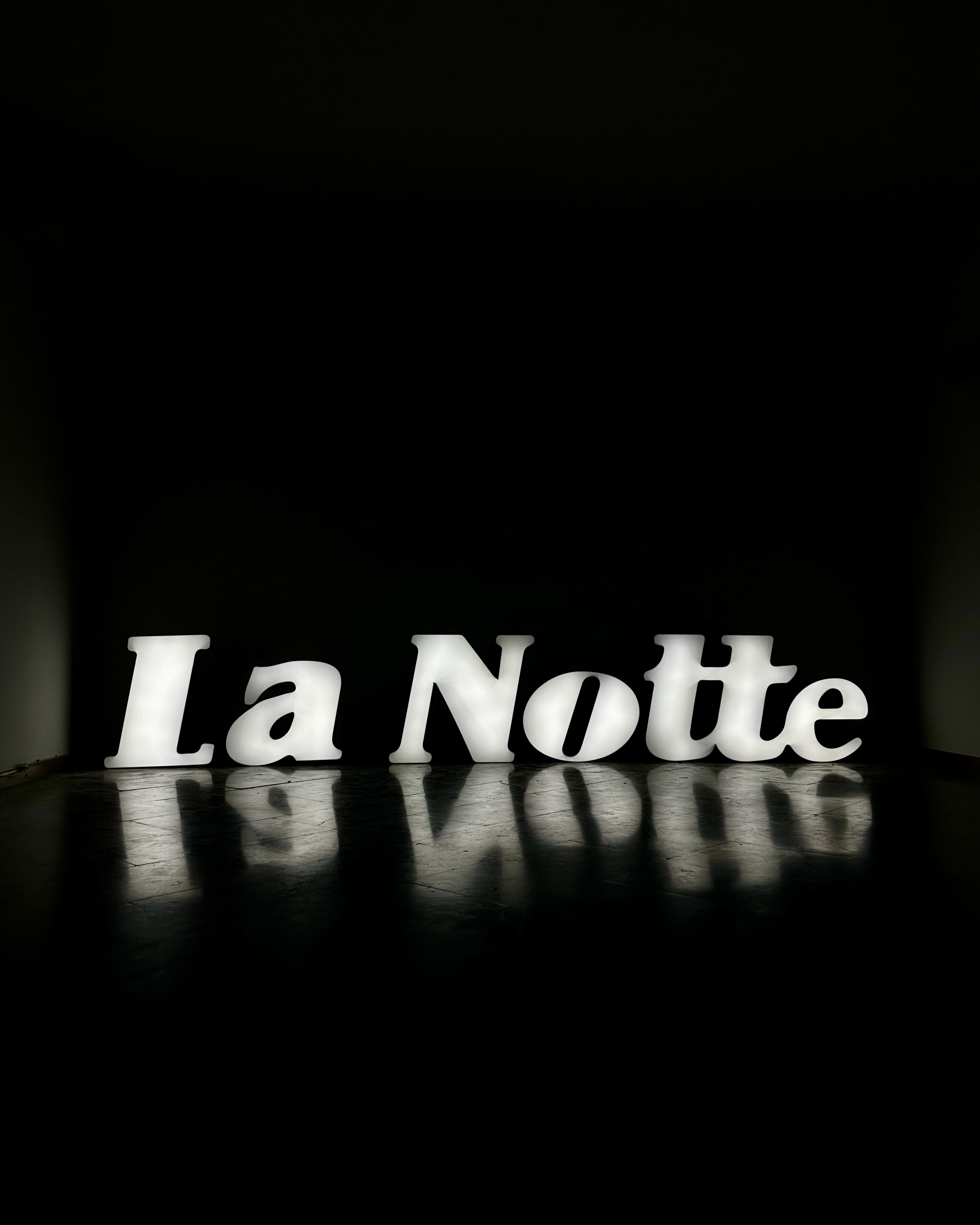 400x70x10cm lacquered aluminum, plexi and led lightboxes