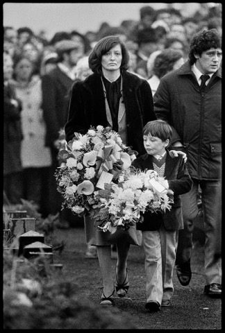 Belfast, 7 mai 1981. Obsèques de Bobby Sands. Marcella Sands, sœur de Bobby Sands et le fils de Bobby, Gerard Sands.