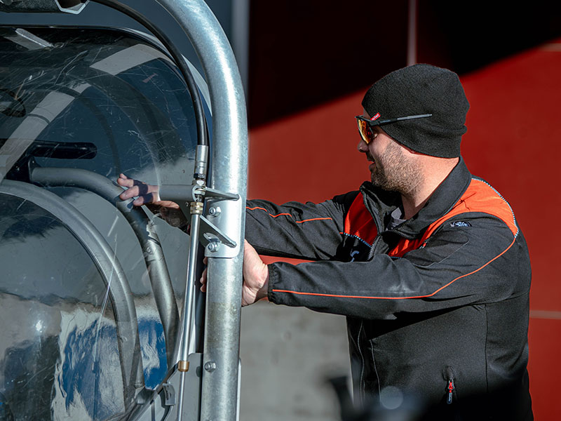 Liftbetreuer unterst&uuml;tzt G&auml;ste beim sicheren Einstieg in den Sessellift.