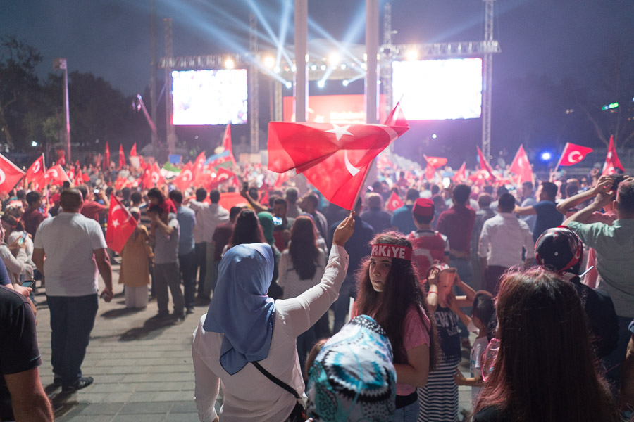 Istanbul, place Taksim. Rassemblement de soutien &agrave; Erdogan, deux semaines apr&egrave;s le coup d'&eacute;tat.