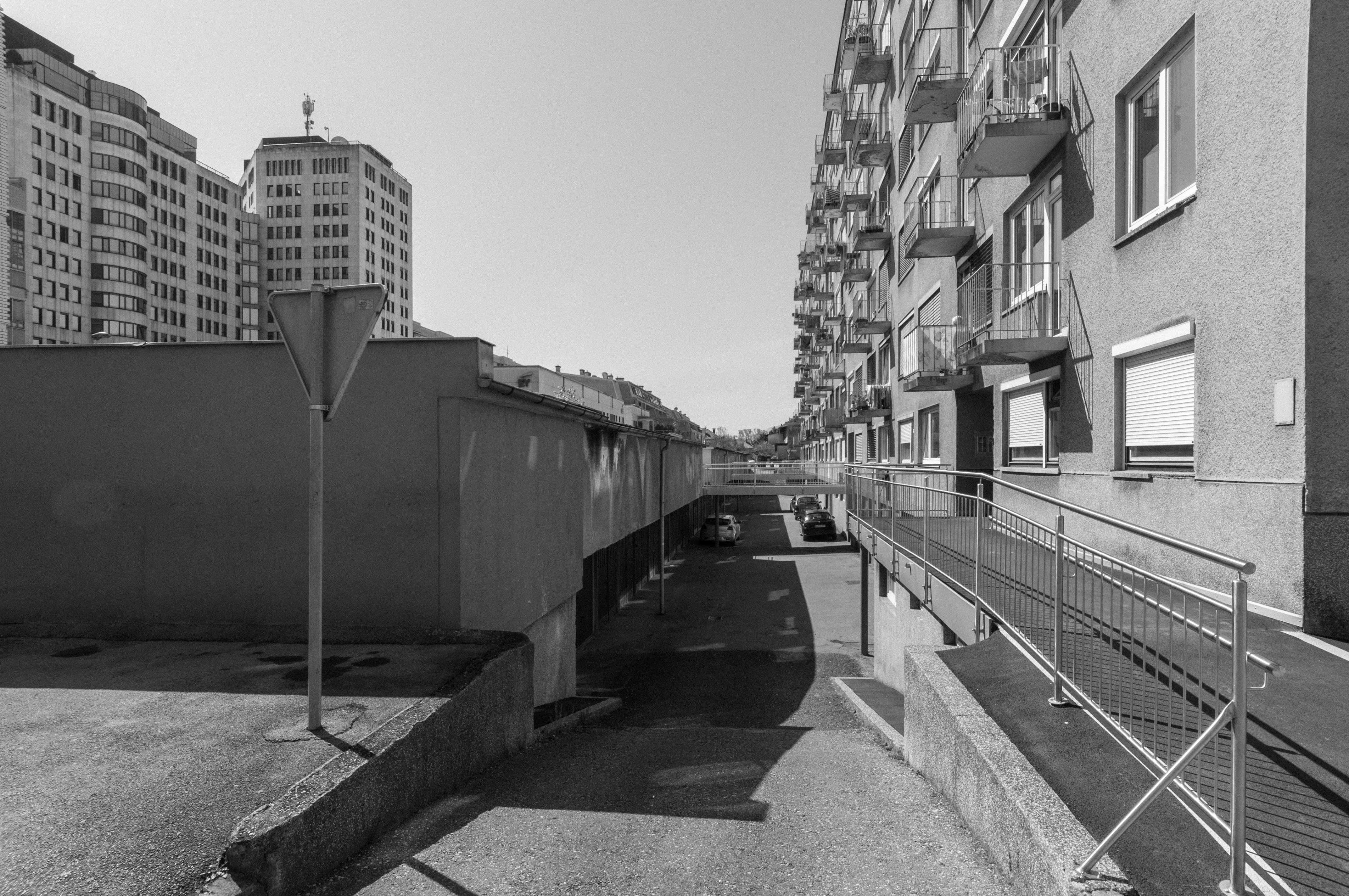 Poslovna stavba Mercator / 1987, Grega Ko&scaron;ak; stanovanjski blok ITI / 1962, Jože Usenik (Ljubljana)