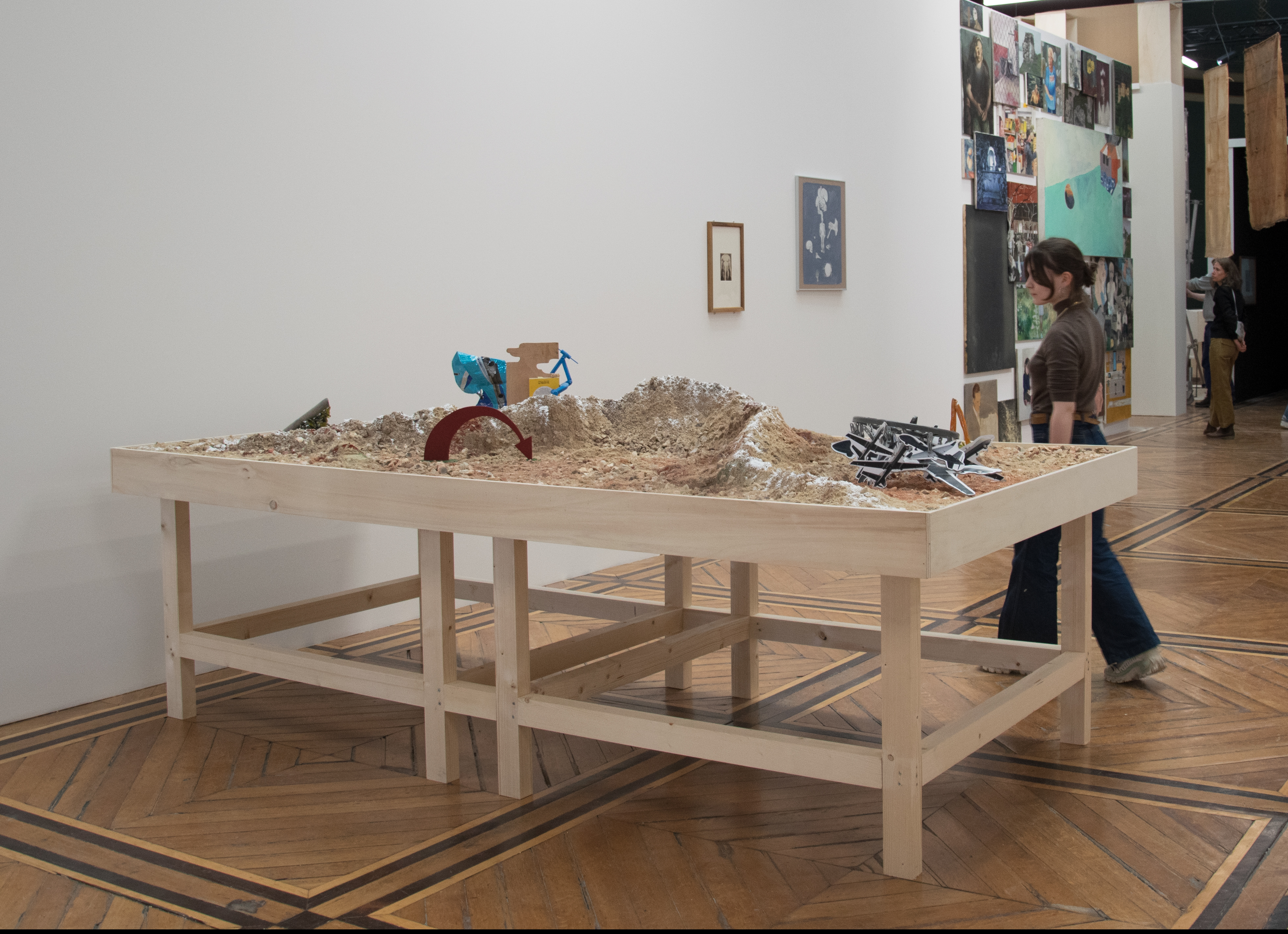 ABAX, 2022. Avec Jusqu’à la rupture (2019) ; Flèche (2021) ; Peuple, pouvoir et profits (2021) et La mort et la vie des automates (2021). Matériaux divers, 175x300x100cm.