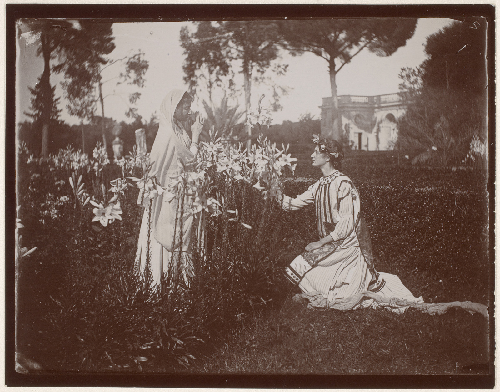 Gabrielle Hebert (1853-1934) La duchesse de Mondragone et l’une de ses bellessoeurs posent pour une Annonciation, juin 1890 Negatif au gelatino-bromure d’argent sur plaque de verre, 8,4 x 11,6 cm Paris, musee national Ernest Hebert © photo : Musee d’Orsay, Dist. RMN-Grand Palais / Alexis Brandt