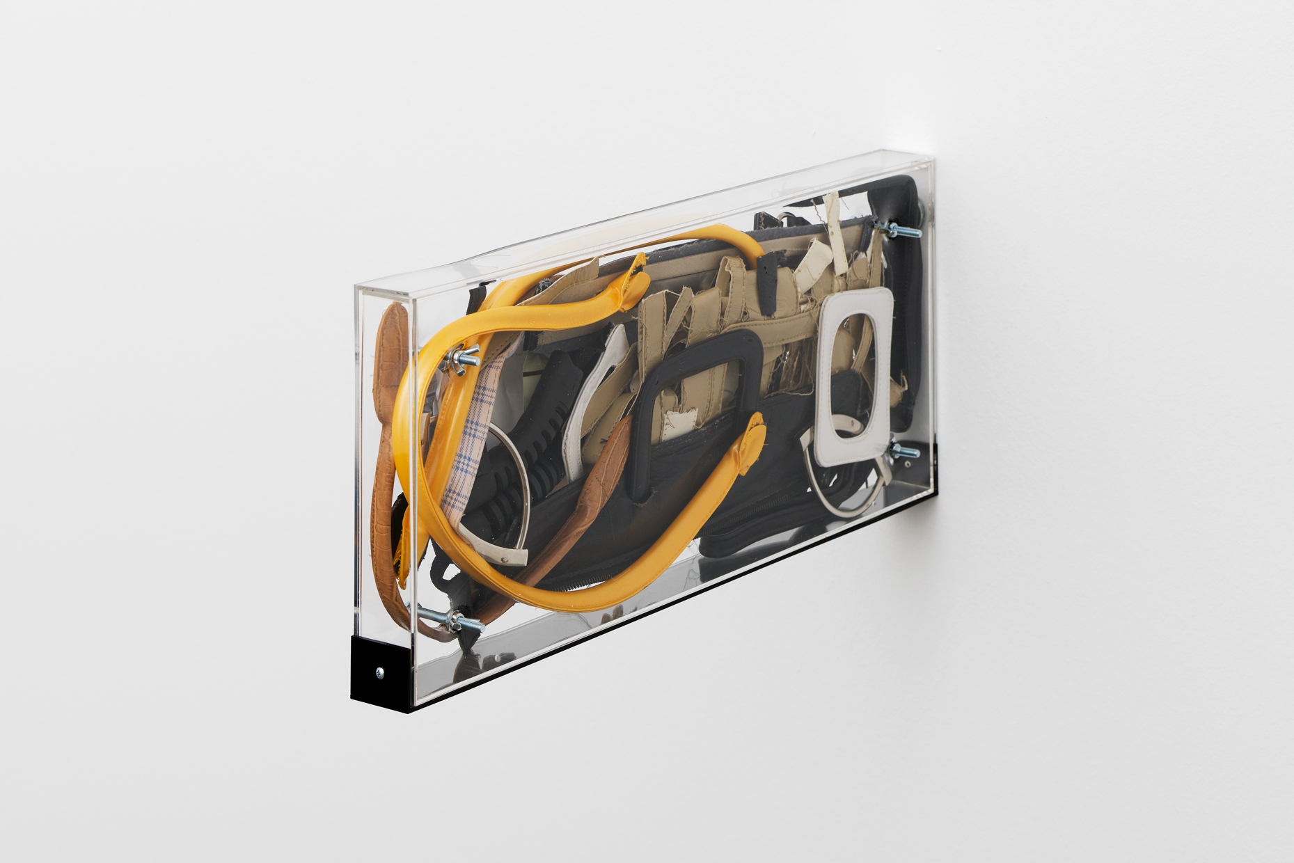 Leolie Greet, a poem for maybe, 2024. Réalisé en collaboration avec Gil Pellaton. Photographies, anses de sacs, plexiglas. 60 × 25 × 5 cm. Courtesy des artistes.