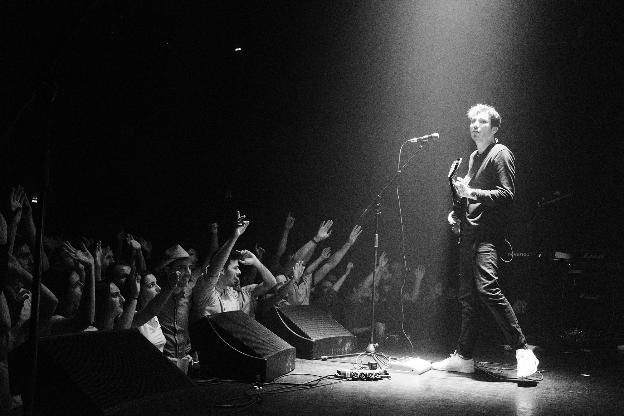 Philippe Sarfati-live-music-photography-photographer-street-documentary-bataclan-paris-france-performance-public-concert-end-guitar-guitarist