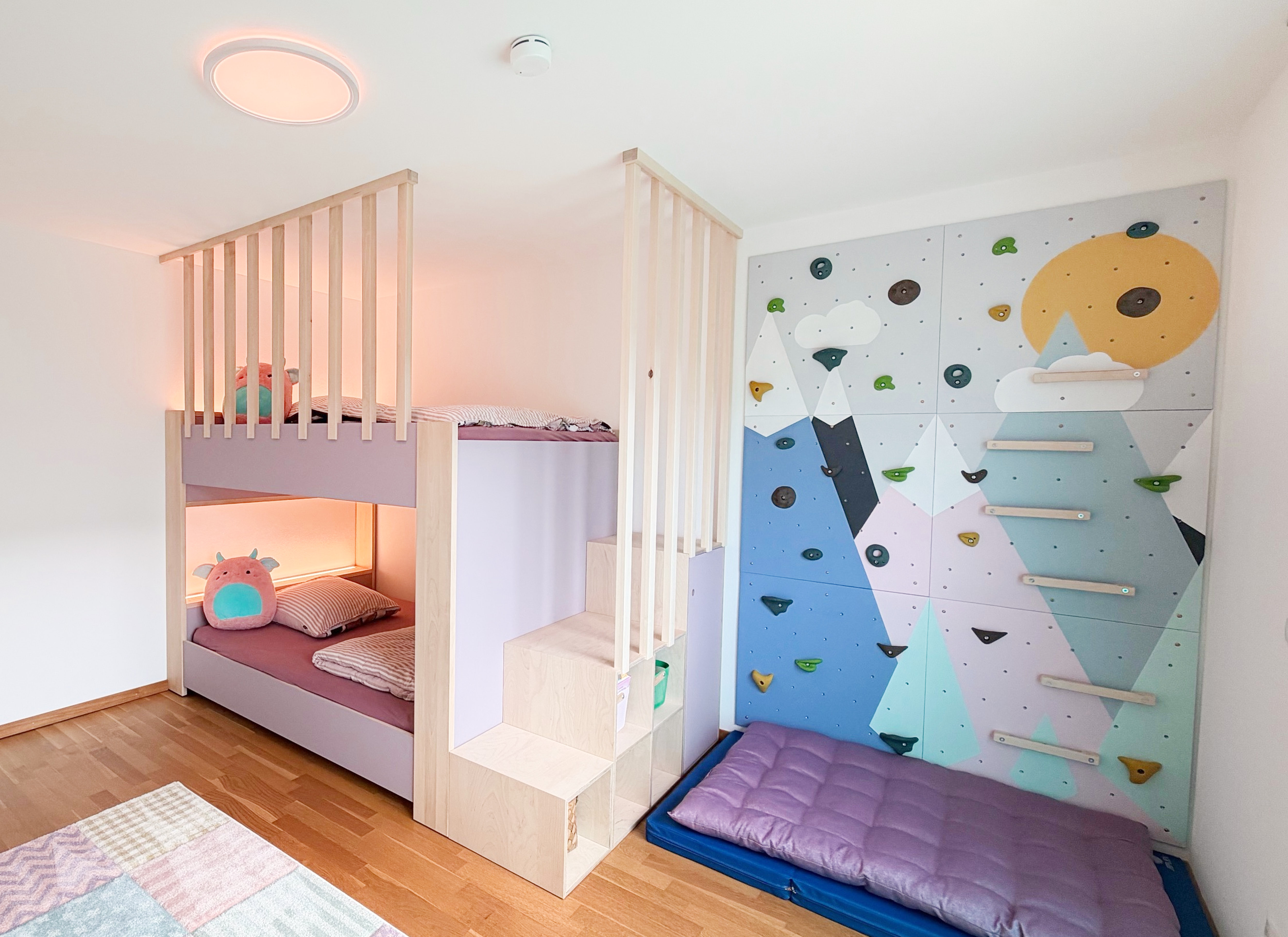 Kinderhochbett vom Schreiner |&nbsp;Birke massiv ge&ouml;lt, Stabplatte mit Linoleum belegt