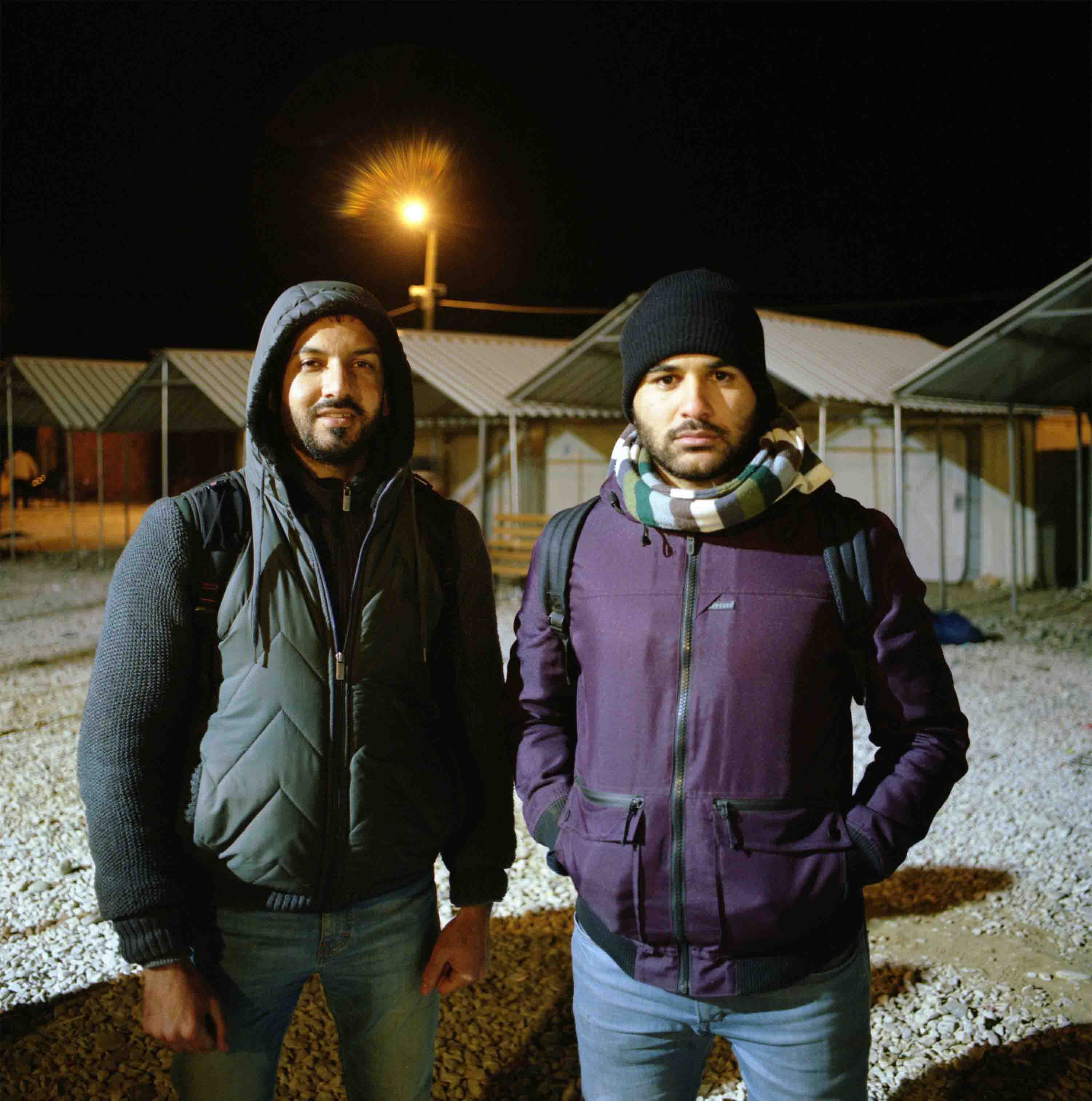 Ahmed (à gauche) et Ibrahim (à droite) sont irakiens. Ibrahim vient de Ramadi, à 150km de Bagdad. Face à la menace de Daesh, il décide de fuir l'instabilité permanente, les bombardements et les gangs armés. Il voyage en avion, de Bagdad à Istanbul en passant par Erbil. La traversée en bateau d' Izmir vers la Grèce est vécue difficilement. Il ne sait pas nager, le bateau est surchargé et la mer est agitée.La suite du voyage s'effectue à travers le corridor migratoire jusqu'en Allemagne. A l'aide d'une carte, il retrace la route entre chaque étape, et raye, au fur et à mesure, le nom des lieux-étapes pour se donner du courage. Camp de Gevgelija, Macédoine, janvier 2016
