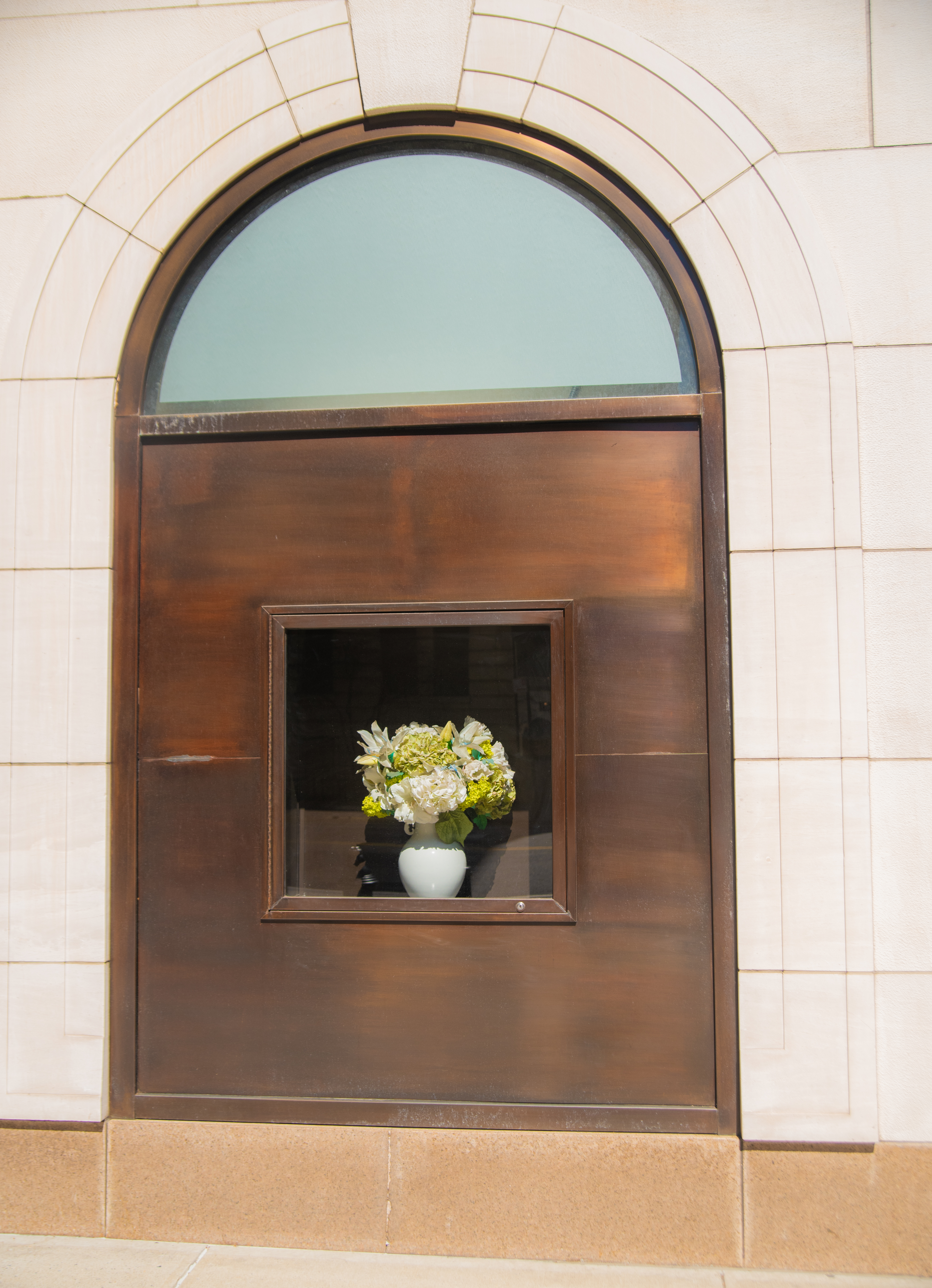 Durante grandes guerras ou crises econômicas, abrir mão de bens preciosos, frequentemente carregados de valor sentimental, como uma jóia de família, é um ato que tem um significado simbólico: uma última tentativa de sobrevivência financeira. Esse gesto é melhor compreendido ao observar a fachada de uma loja que anuncia como forma de exploração do último recurso daqueles que estão financeiramente fragilizados. Exploração mascarada de demanda e, ao mesmo tempo, a única oferta disponível: "compramos o seu bem de família, pelo menor preço possível, porque você não tem outra escolha no momento". Tendo esse gesto como premissa simbólica, resolvi documentar como a propaganda de rua parece ter o poder de determinar o que as pessoas podem aspirar e esperar para as suas próprias vidas. Durante o período que morei em Nova York, caminhando entre os bairros ricos de Manhattan e os considerados periféricos no Queens, me deparei com todo tipo de anúncios de rua, fachadas comerciais, produtos e serviços dispostos nas vitrines das lojas. Cada um desses anúncios carregados de representações visuais e simbolismos que permeavam as escolhas individuais dos residentes daquelas regiões. Com “We buy gold”, não pretendo criar situações comparativas, mas refletir sobre as características socioeconomicas de bairros periféricos e de classe média alta, por meio das escolhas de expressão de suas identidades, diversidades e "necessidades". Ao apresentar esta pesquisa visual, espero revelar uma das nuances do capitalismo e da linguagem do consumo como o principal influenciador no processo de tomada de decisão dos indivíduos.