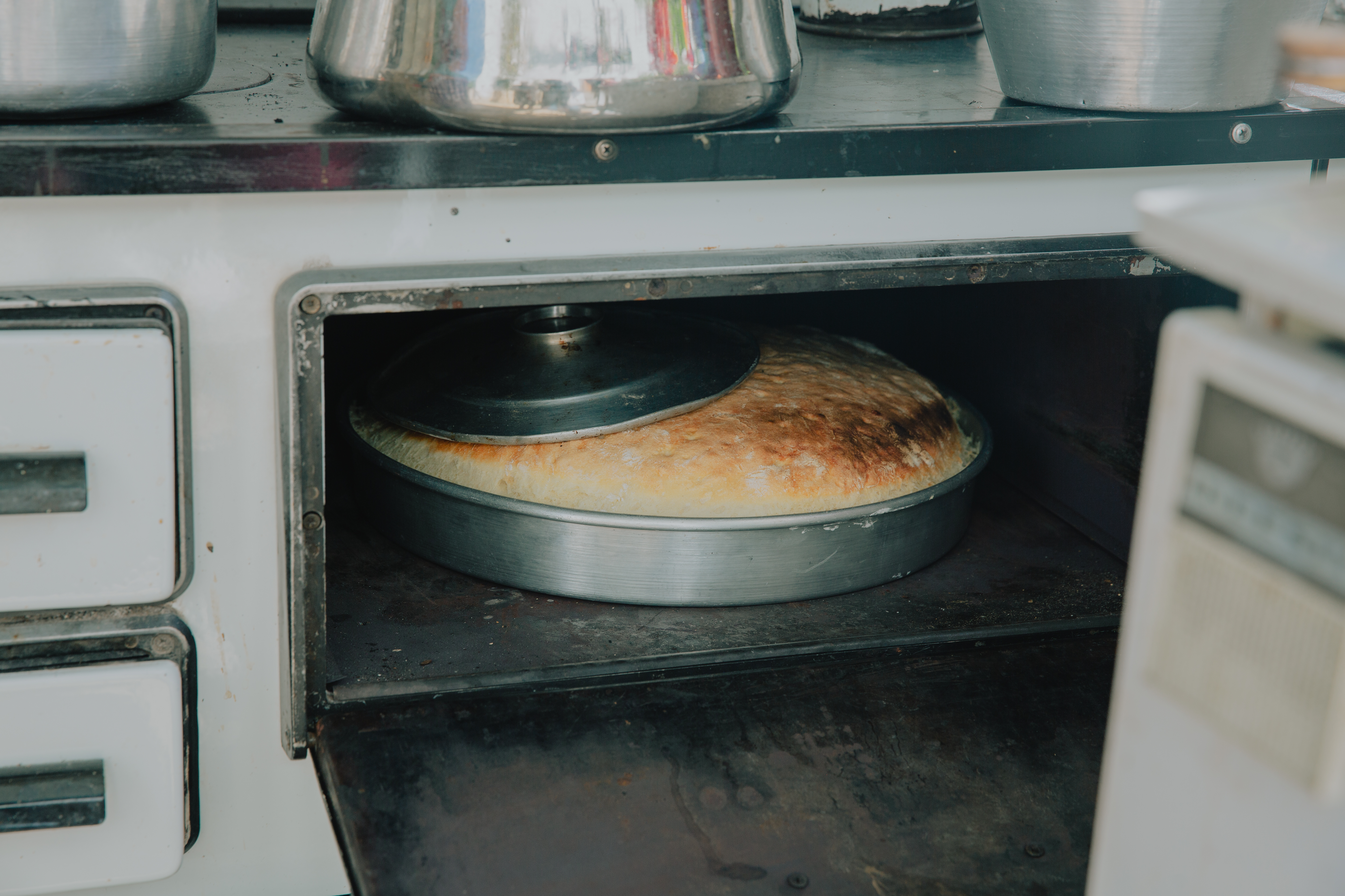 Baking bread (leb) on an aluminum tray (te'psija) in an oven (so'ba).