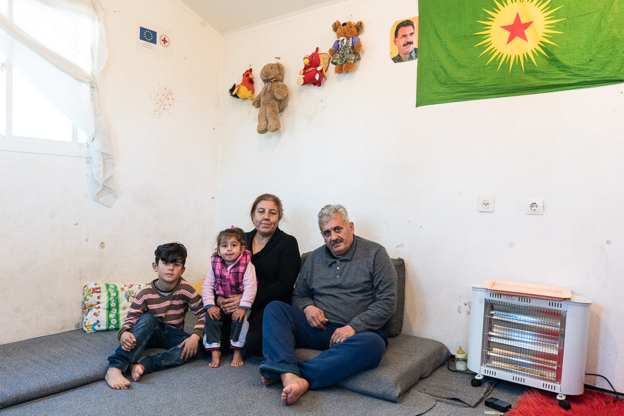 "Ici il manque beaucoup de choses. Des m&eacute;decins, des traducteurs. J&rsquo;aimerais qu&rsquo;on nous accompagne pour comprendre la maladie de ma grand-m&egrave;re." Dans le cam depuis 3 mois, Mihemed a du quitter Damas,menac&eacute; d'emprisonnement. Apr&egrave;s s'&ecirc;tre rendu au Rojava,il a d&eacute;cid&eacute; de partir en Europe pour soigner sa m&egrave;re. Apr&egrave;s &ecirc;tre pass&eacute; en Turquie et avoir surv&eacute;cu difficilement pendant plusieurs jours, chass&eacute;s de villes en villes par la police turque, ils ont fini par traverser la fronti&egrave;re avec la Gr&egrave;ce &agrave; pieds, de nuit, &agrave; travers la for&ecirc;t.