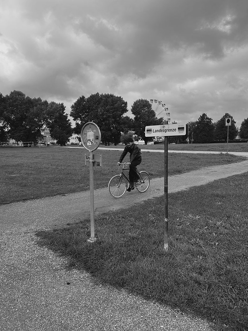 Nur ein Tritt in die Pedale, die Grenze nicht sp&uuml;rbar unter den Reifen. 