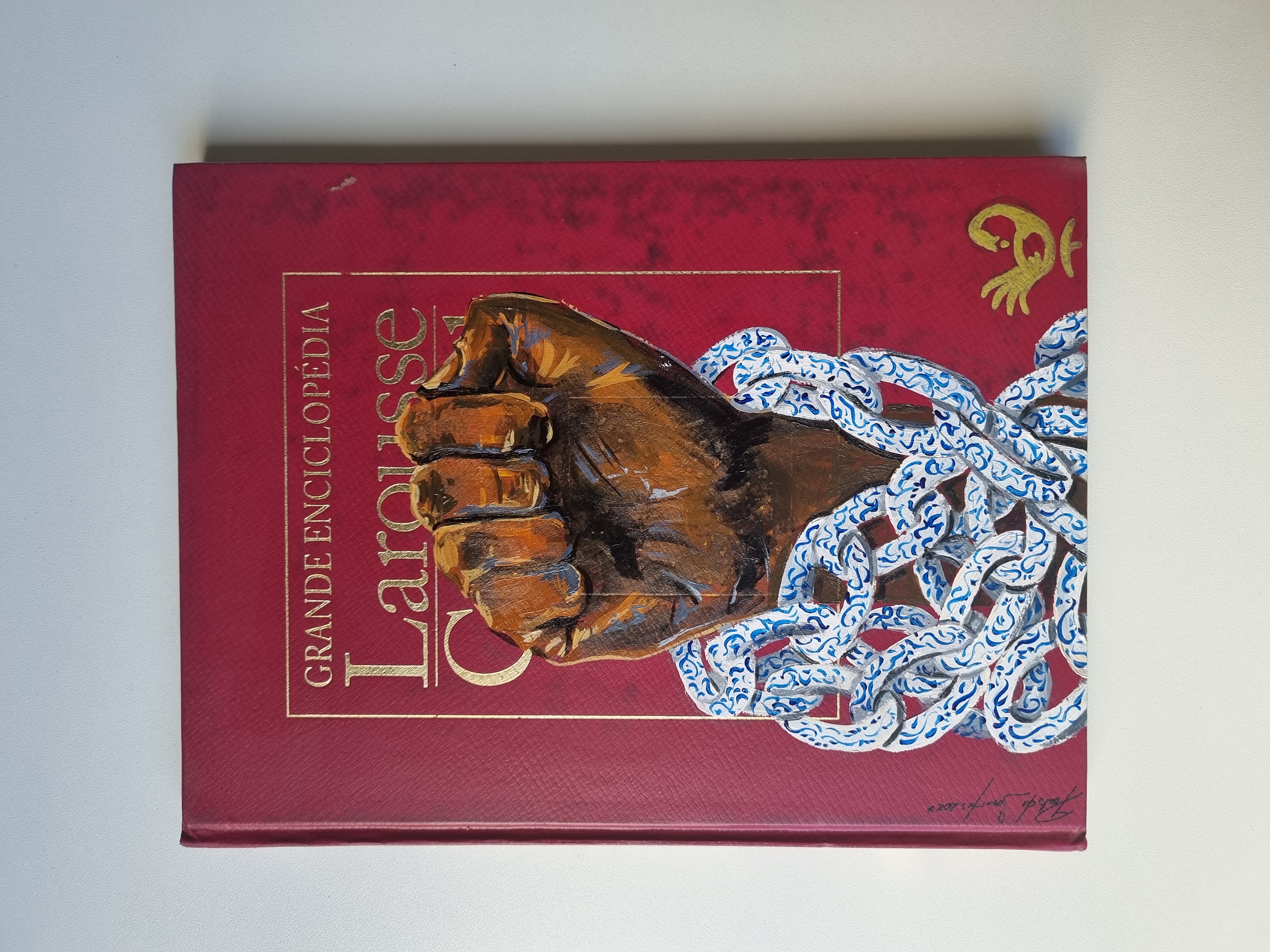 A abolição não apagou a escravidão, 2024. Acrílica sobre enciclopédia, 29,7 cm x 42 cm.