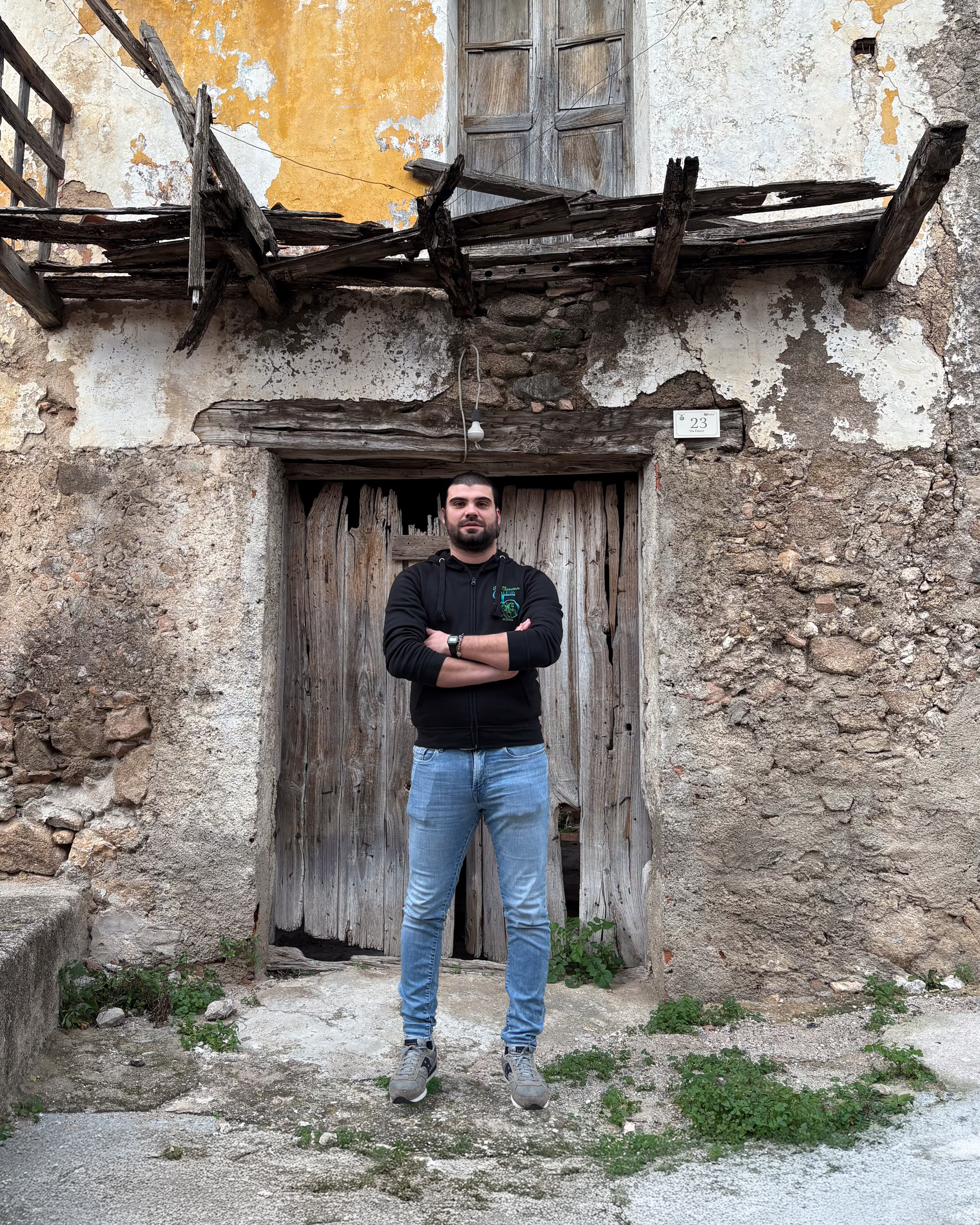"La casa di mio nonno, famosa per il caratteristico balcone in legno presente in tante foto di Oliena. Mi ricorda i tanti racconti  e di come la vita fosse dura in quegli anni. Sarebbe bello riqualificare questi posti senza lasciarli abbandonati a se stessi, così da dare una vera identità al nostro passato."