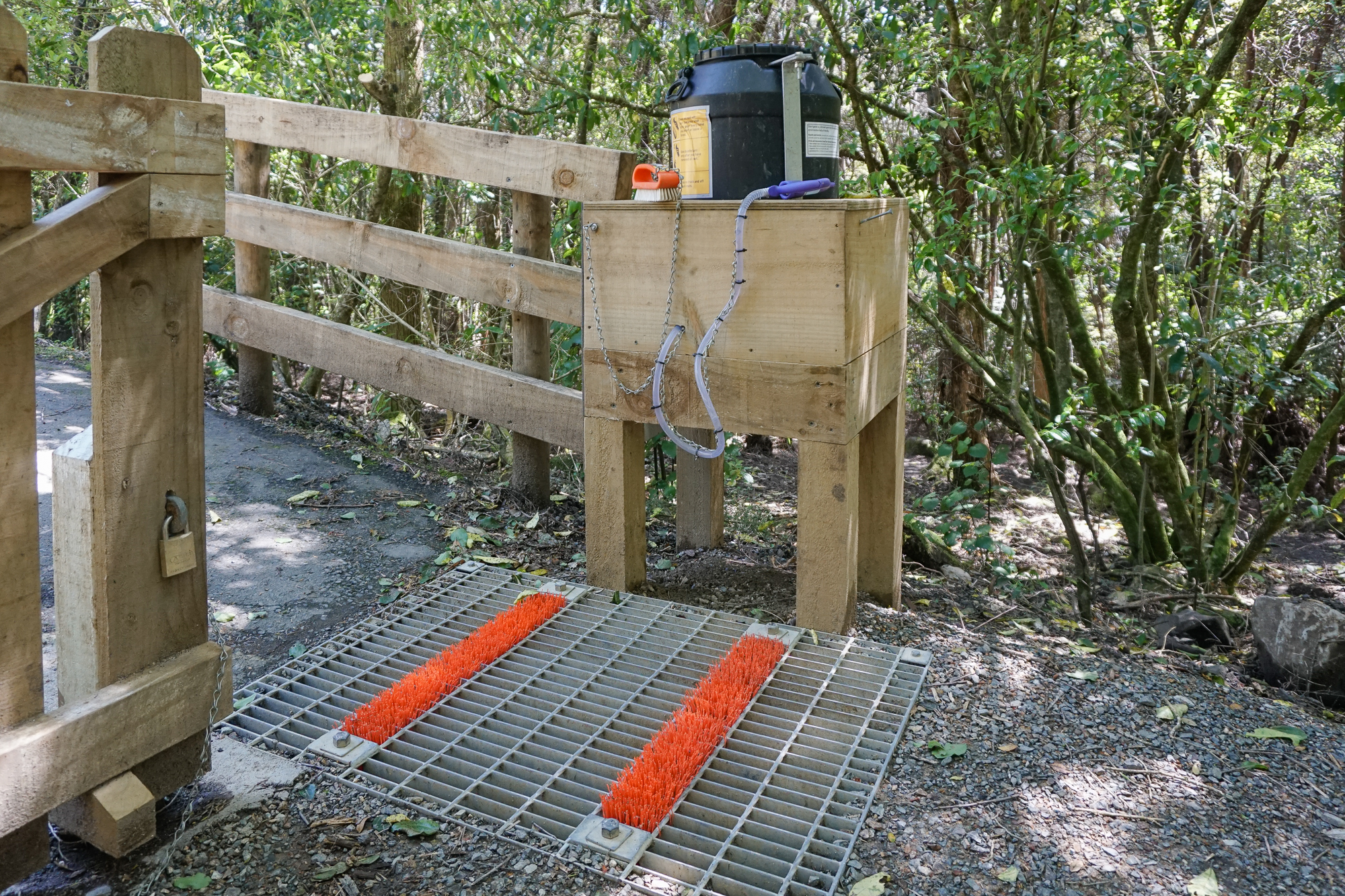 Barrel and grate hygiene station, A. H. Reed Memorial Park.Photograph by M. H.